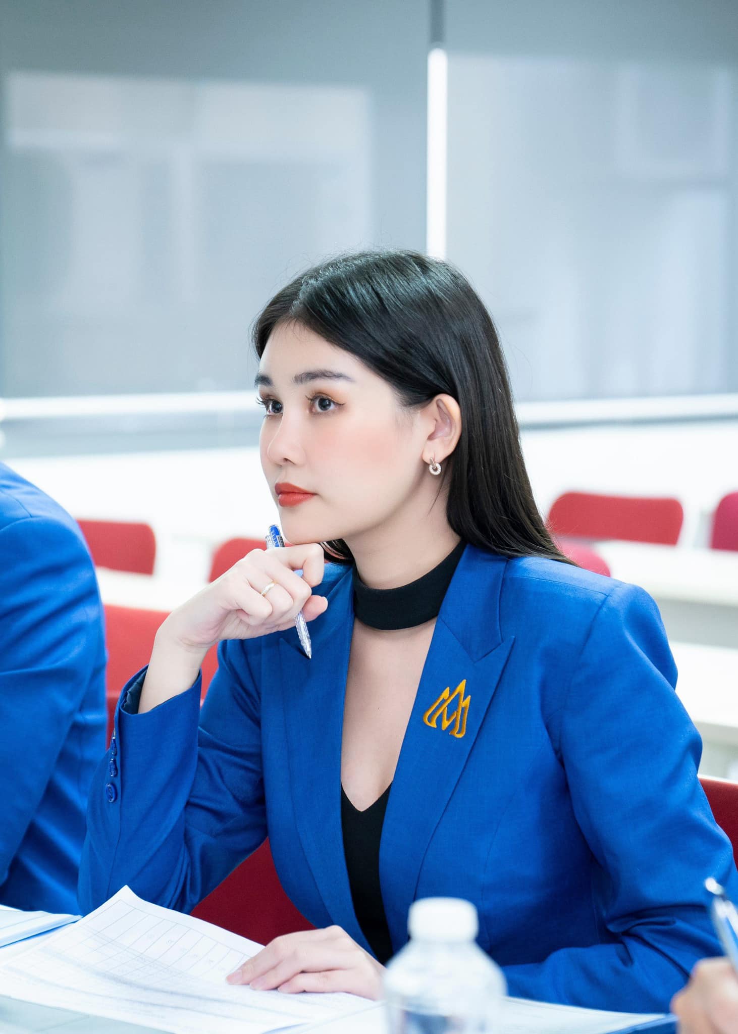 Nữ giảng viên đại học sành điệu nhất nhì showbiz, xách cả &#34;lâu đài&#34; xuống phố, sang chảnh từ giảng đường ra phố khó ai đọ lại - 17