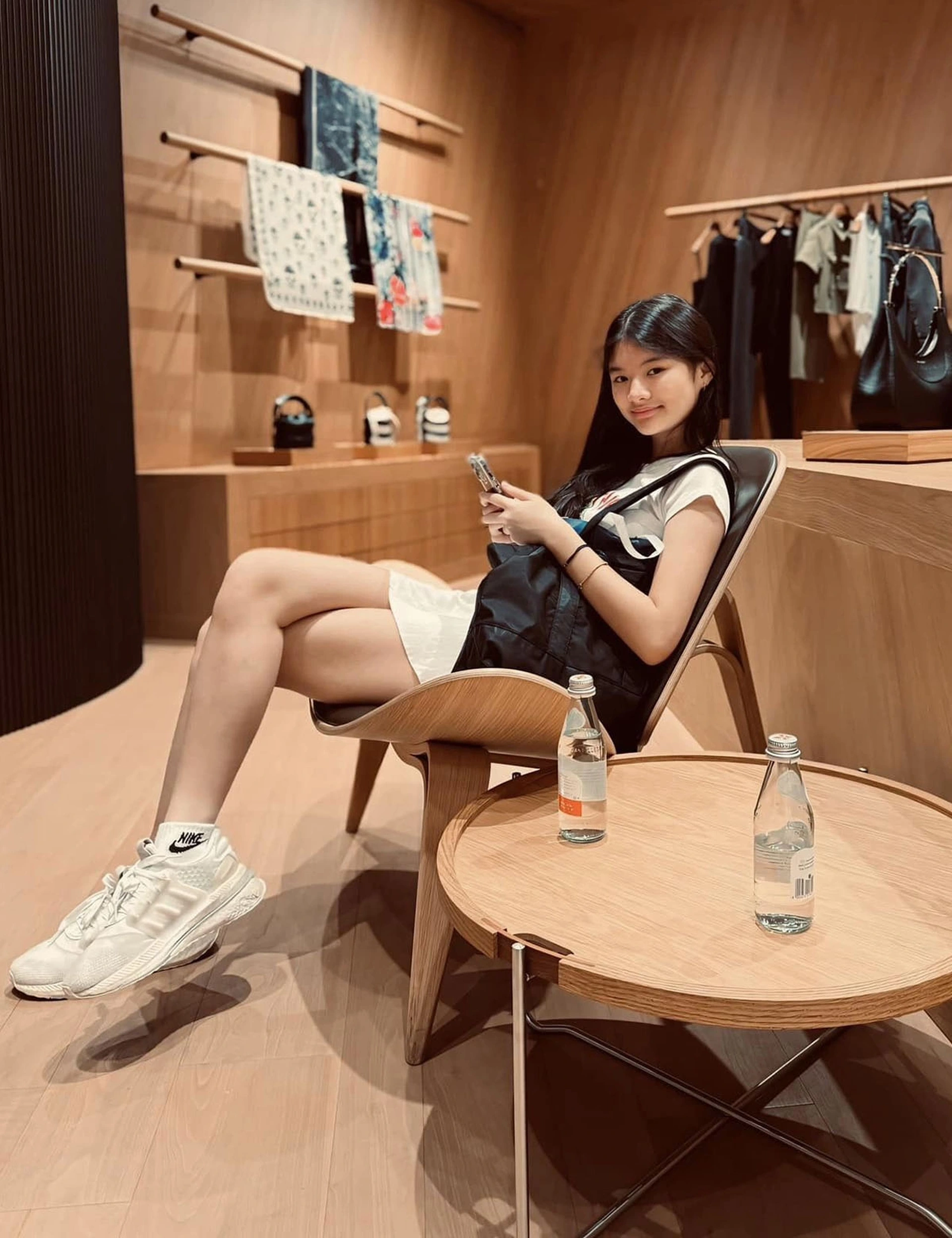 Con gái cưng nhà Trương Ngọc Ánh ăn gì mà dáng như mỹ nhân, 17 tuổi cao hơn 1,7m, được khuyên thi hoa hậu - 17