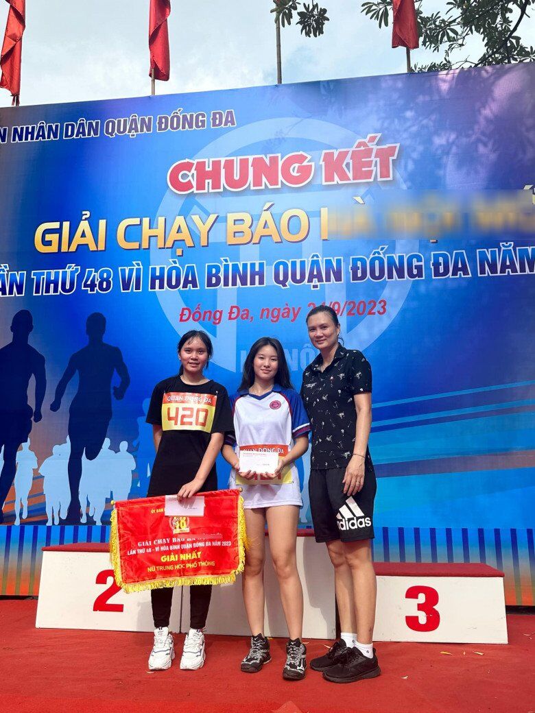 Con gái &#34;hoa khôi bóng chuyền&#34; Kim Huệ lấy hết nét đẹp của mẹ, 13 tuổi cao gần 1m70, bắp tay rắn chắc, mặt đẹp như hoa hậu - 11