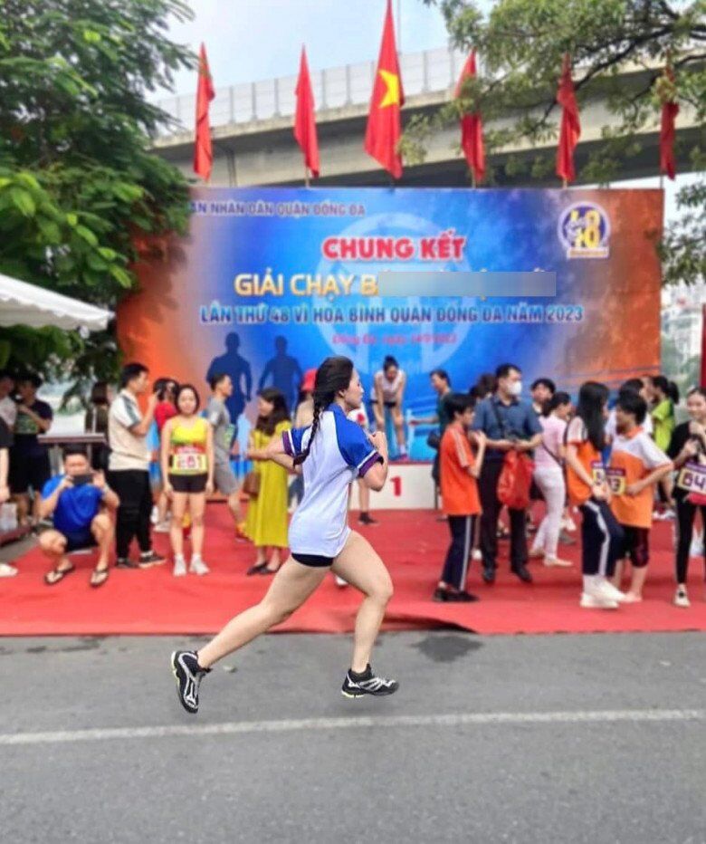 Con gái &#34;hoa khôi bóng chuyền&#34; Kim Huệ lấy hết nét đẹp của mẹ, 13 tuổi cao gần 1m70, bắp tay rắn chắc, mặt đẹp như hoa hậu - 10
