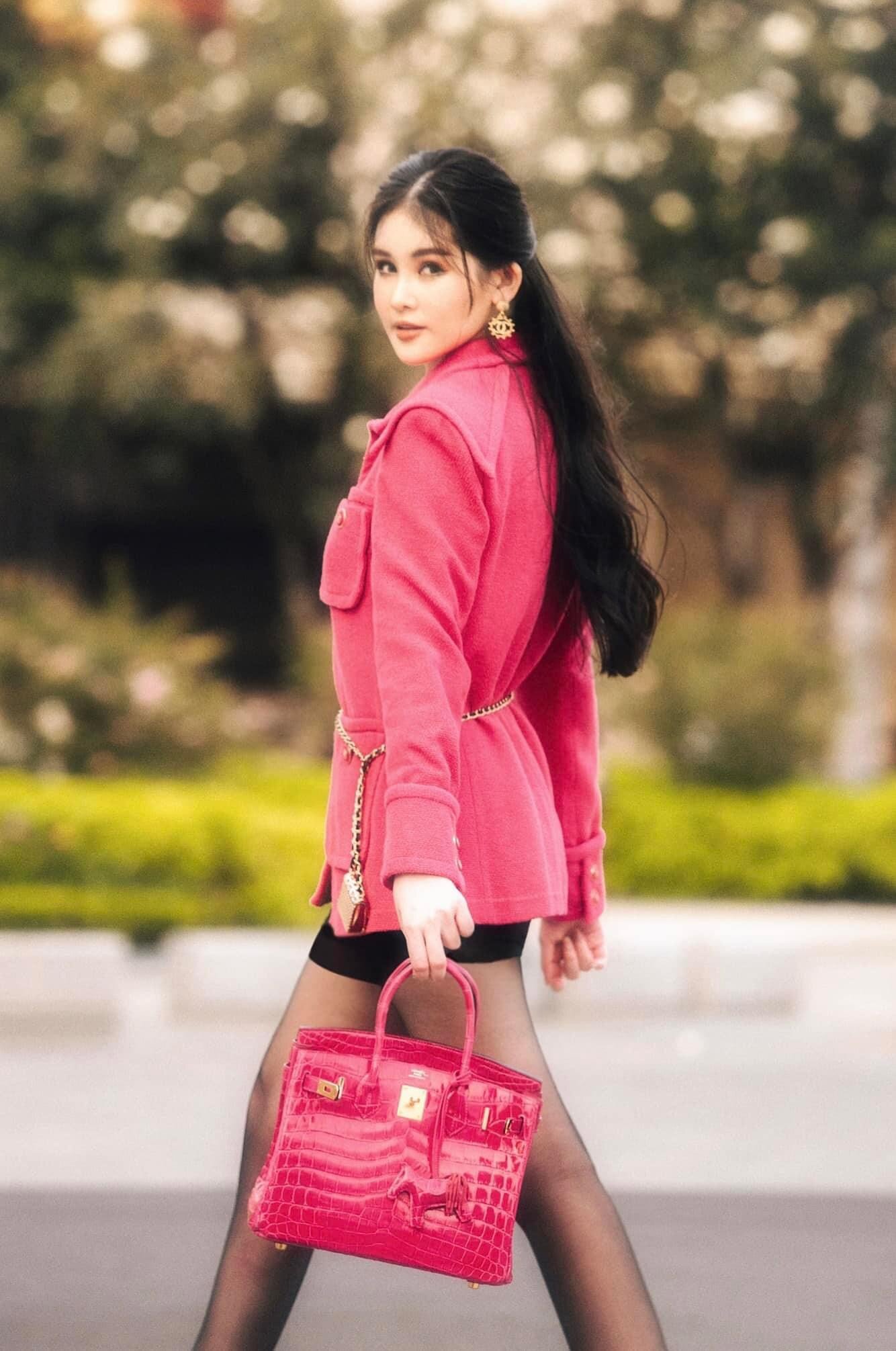 Nữ giảng viên đại học sành điệu nhất nhì showbiz, xách cả &#34;lâu đài&#34; xuống phố, sang chảnh từ giảng đường ra phố khó ai đọ lại - 7