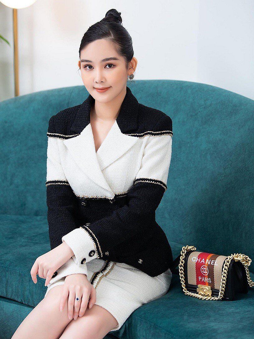 Nữ giảng viên đại học sành điệu nhất nhì showbiz, xách cả &#34;lâu đài&#34; xuống phố, sang chảnh từ giảng đường ra phố khó ai đọ lại - 8