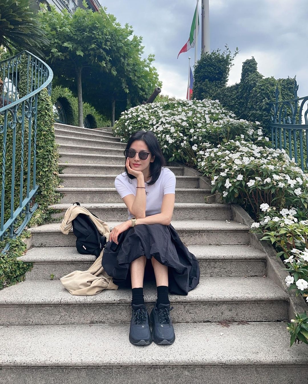 Song Hye Kyo &#34;ăn gian tuổi&#34; nhờ 5 màu trang phục cứ mặc lên là trẻ lại 10 tuổi, hợp mọi tông da - 4