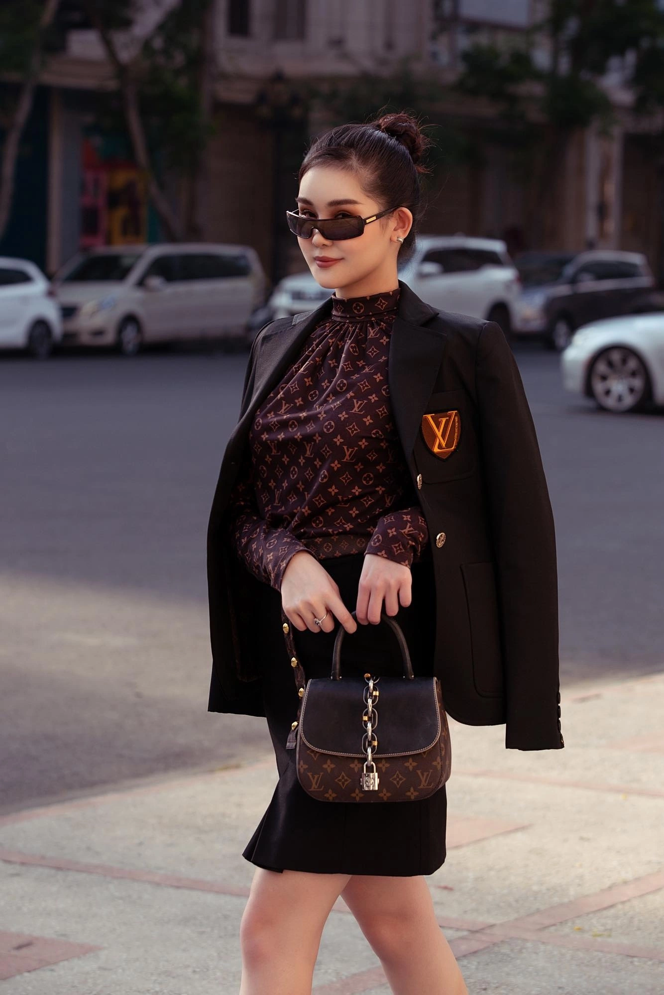 Nữ giảng viên đại học sành điệu nhất nhì showbiz, xách cả &#34;lâu đài&#34; xuống phố, sang chảnh từ giảng đường ra phố khó ai đọ lại - 22
