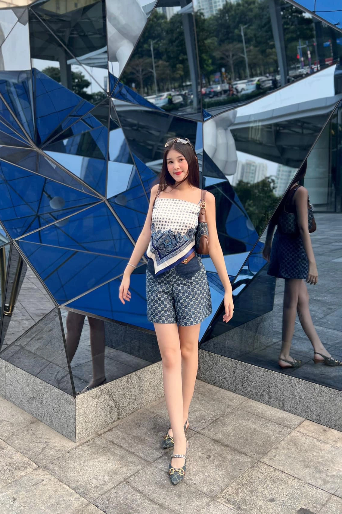 Nữ giảng viên đại học sành điệu nhất nhì showbiz, xách cả &#34;lâu đài&#34; xuống phố, sang chảnh từ giảng đường ra phố khó ai đọ lại - 23