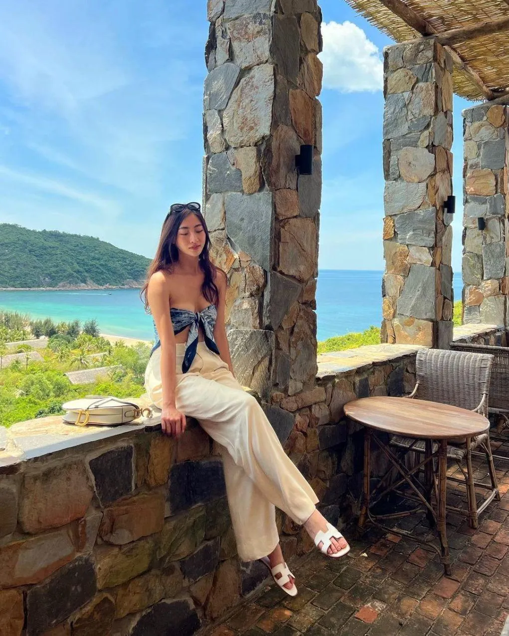 Không cần bikini, mỹ nhân Việt “chơi lớn” quấn khăn thành áo: Phương Linh biến hóa 7749 kiểu, sexy khó rời mắt - 11
