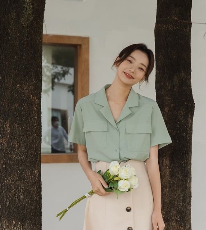 Kiểu áo trông thanh lịch hơn áo phông, thoải mái hơn sơ mi giúp chị em trông thon gầy mà ai cũng nên có trong hè này - 3
