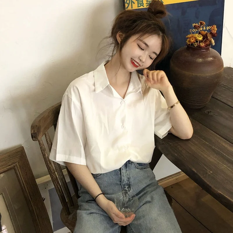 Kiểu áo trông thanh lịch hơn áo phông, thoải mái hơn sơ mi giúp chị em trông thon gầy mà ai cũng nên có trong hè này - 9