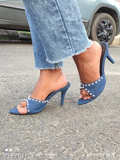 Phụ nữ 40+ đi giày gì với quần jeans bó để vừa cao vừa gầy? 4 mẫu giày &#34;chân ái&#34; giúp chị em như trẻ ra 10 tuổi - 5