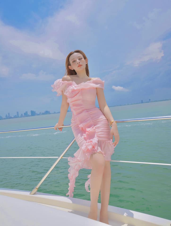 &#34;Phú bà&#34; ở biệt thự trăm tỷ U40 vẫn mê diện đồ màu hồng mà không bị sến, xinh như búp bê barbie - 11