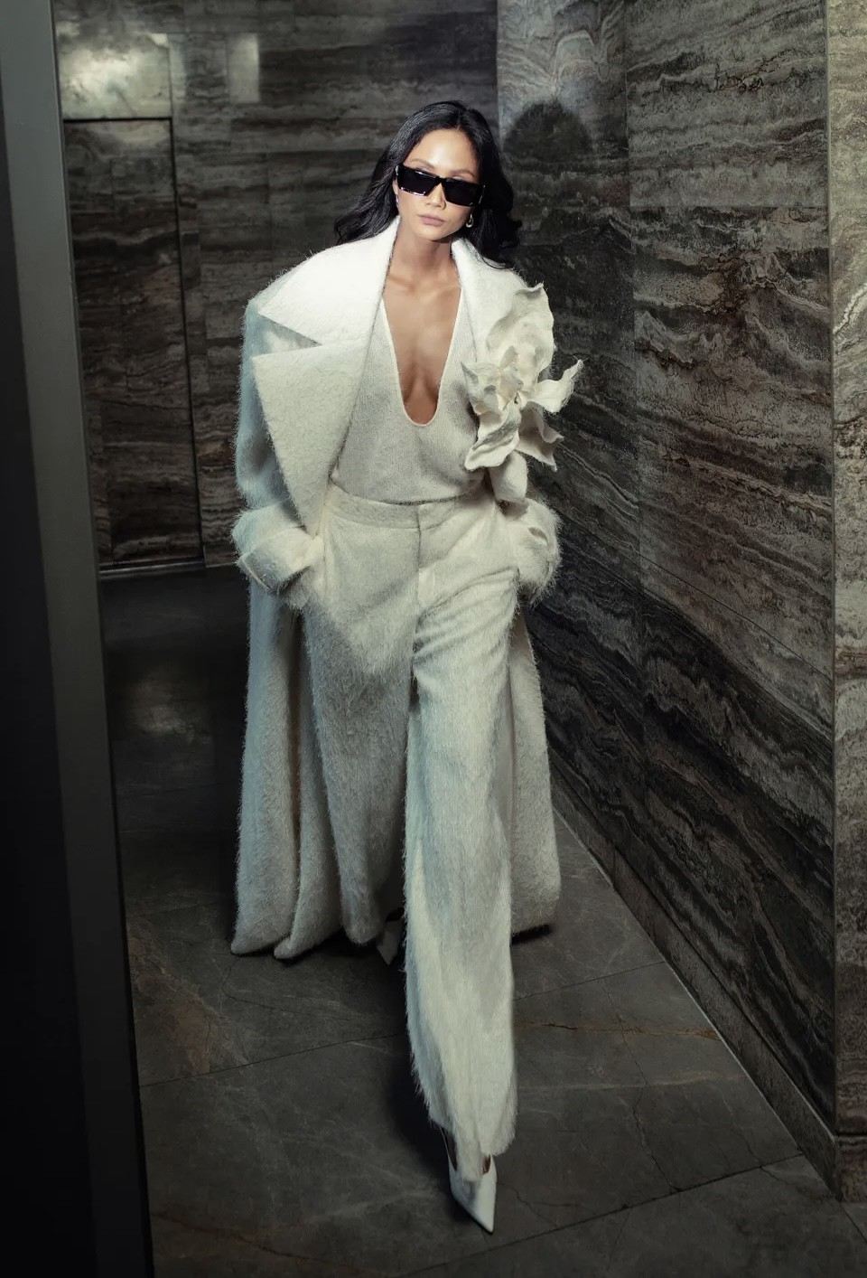 H’Hen Niê lại &#34;chễm chệ&#34; trên Vogue danh giá , thần thái Hoa hậu đẹp nhất thế giới vẫn vững phong độ - 4