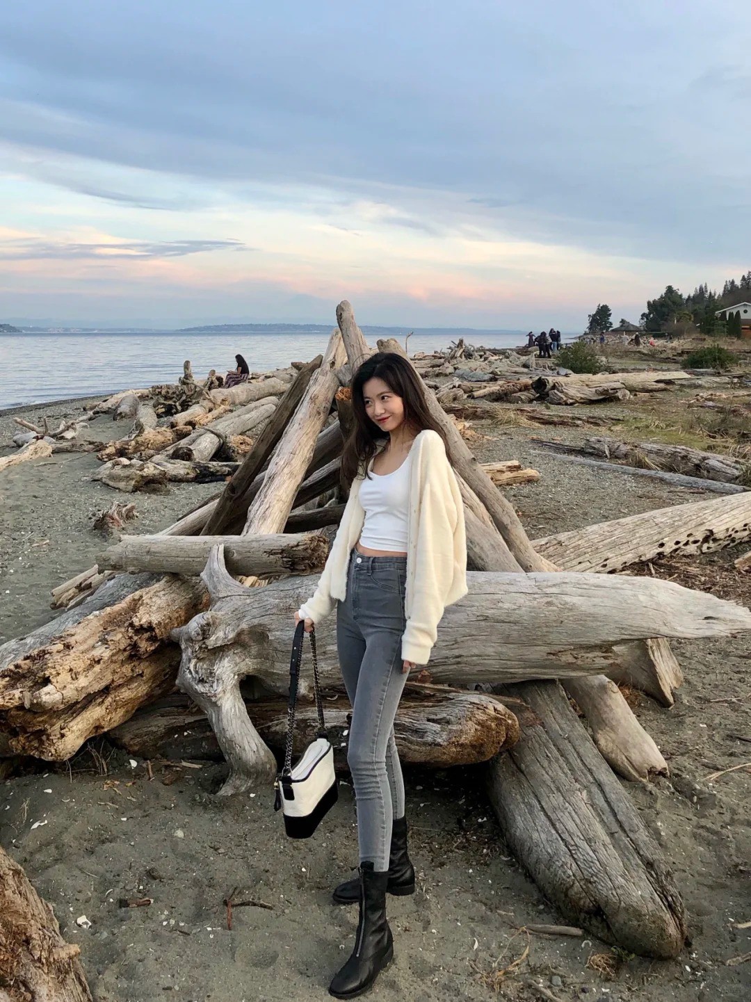 Mặc quần skinny jeans hay quần jeans ống rộng giúp chân trông thon dài hơn? Có một kiểu &#34;cân&#34; được mọi dáng - 3