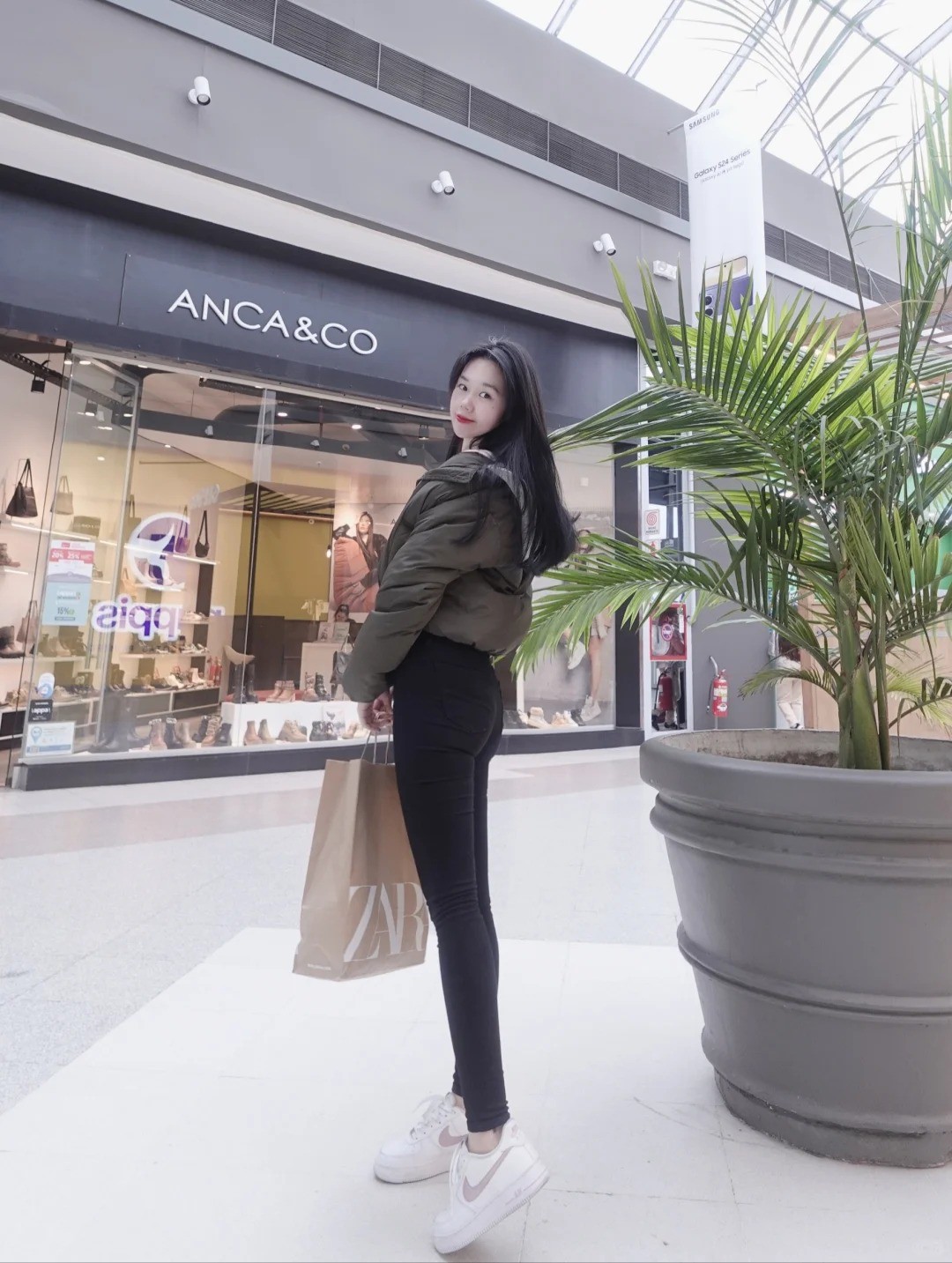 Mặc quần skinny jeans hay quần jeans ống rộng giúp chân trông thon dài hơn? Có một kiểu &#34;cân&#34; được mọi dáng - 2