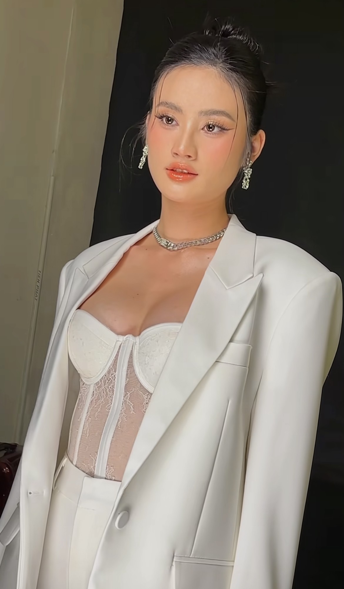 Hương Giang và Hoàng Thuỳ đều mê kiểu đồ hoá &#34;nữ tổng tài&#34;, hội hoa hậu - 7