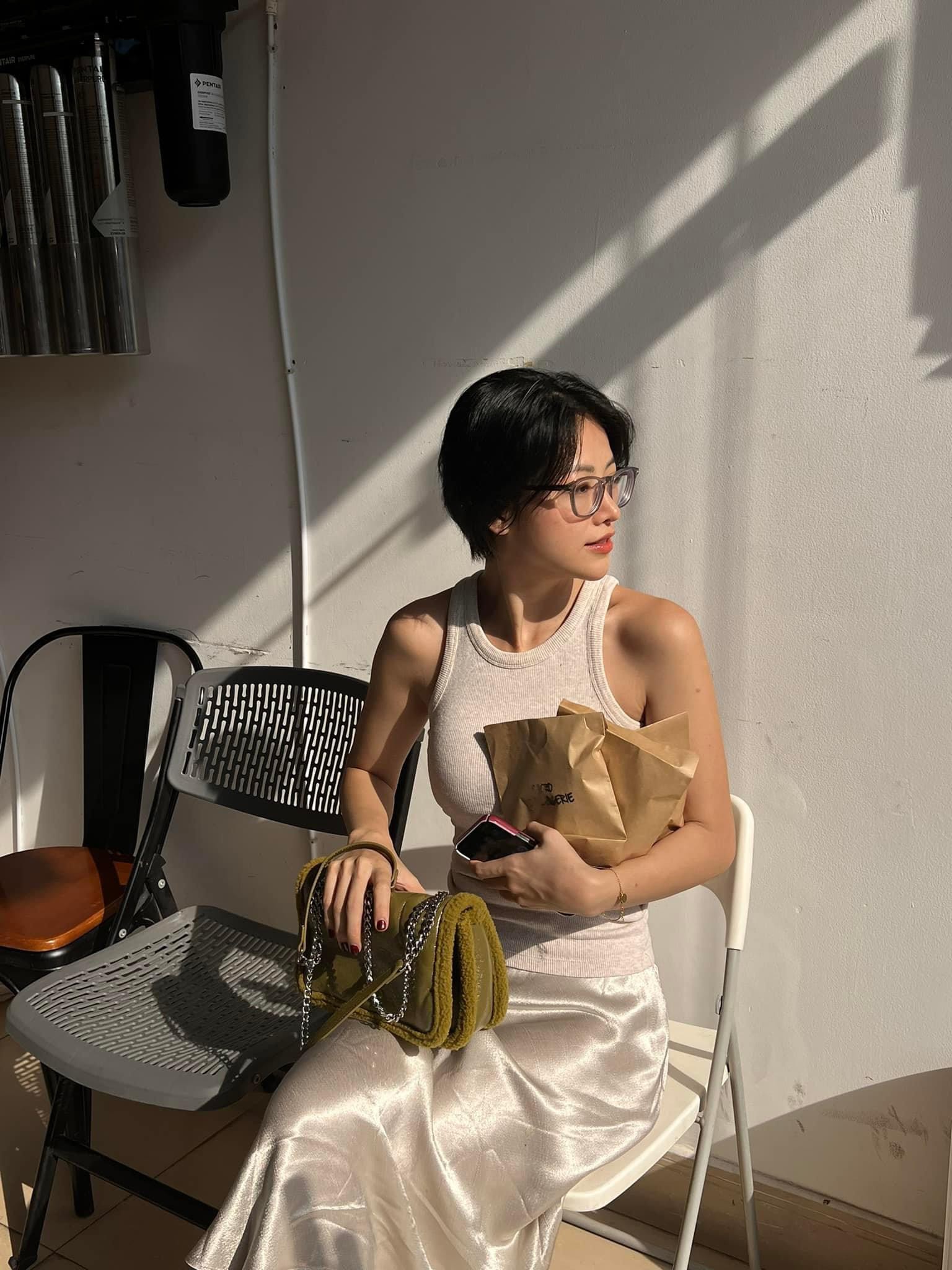 Sắm 1 chiếc áo ba lỗ trắng, chị em có 10 cách mặc đẹp tối giản vẫn tôn dáng - 9