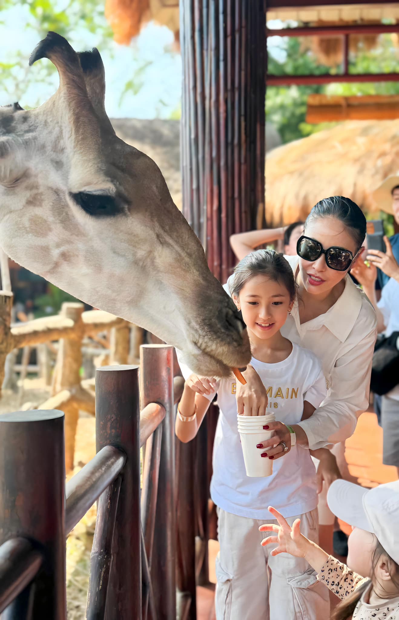 Phong cách tiểu thư nhí nhà “hoa hậu giàu nhất Việt Nam”, sang không kém mẹ, diện cả đồ hiệu ngàn đô - 8