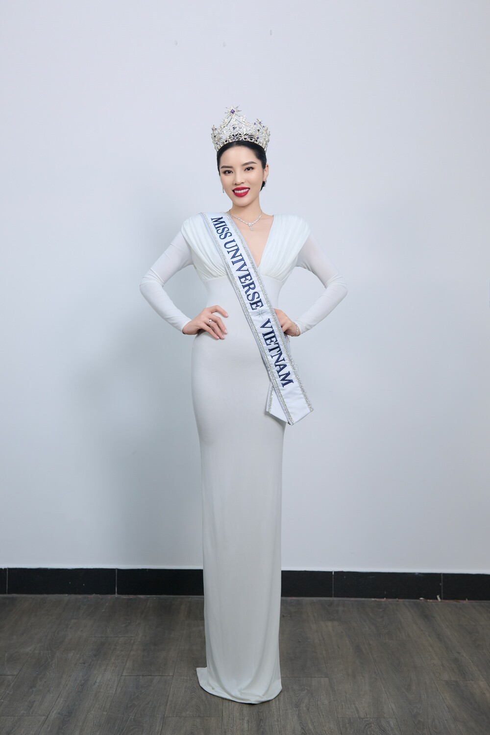 Miss Universe Vietnam 2024 Kỳ Duyên: Sau ánh hào quang là giọt nước mắt ở cánh gà, có thể đội vương miện đi ngủ - 8