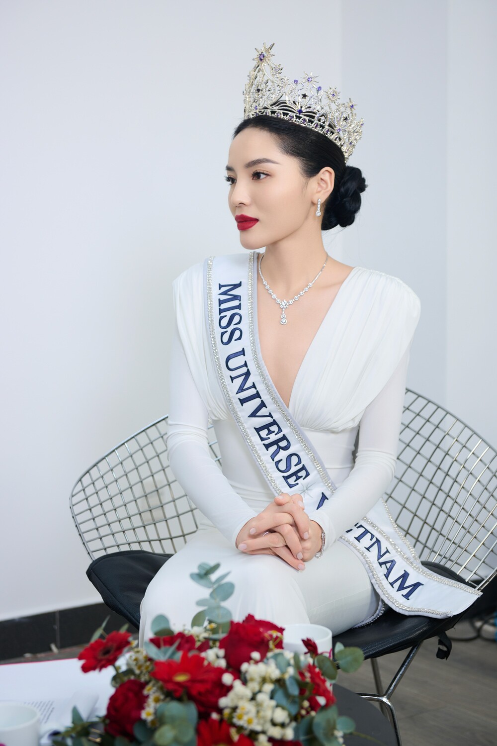 Miss Universe Vietnam 2024 Kỳ Duyên: Sau ánh hào quang là giọt nước mắt ở cánh gà, có thể đội vương miện đi ngủ - 9