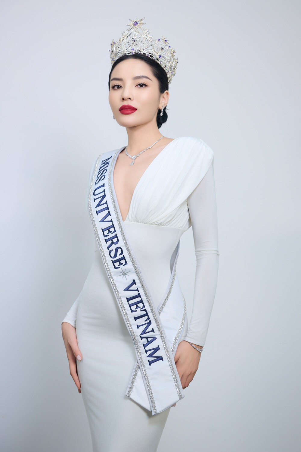 Miss Universe Vietnam 2024 Kỳ Duyên: Sau ánh hào quang là giọt nước mắt ở cánh gà, có thể đội vương miện đi ngủ - 4