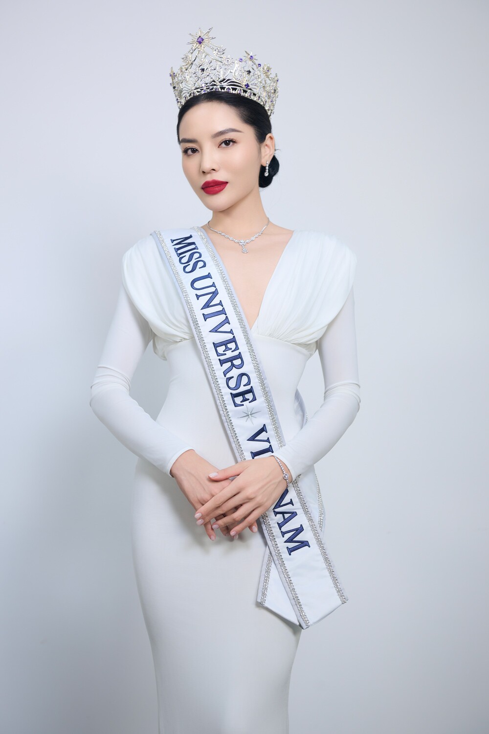 Miss Universe Vietnam 2024 Kỳ Duyên: Sau ánh hào quang là giọt nước mắt ở cánh gà, có thể đội vương miện đi ngủ - 3