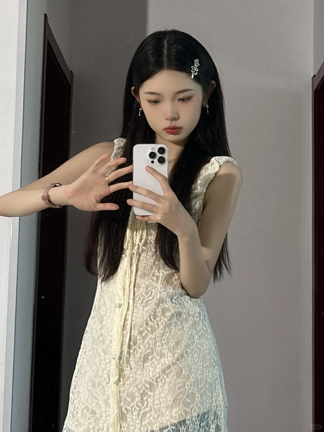 Mặc váy liền nên để kiểu tóc nào? Gợi ý 4 kiểu tóc đẹp giúp nàng hóa mỹ nhân - 11