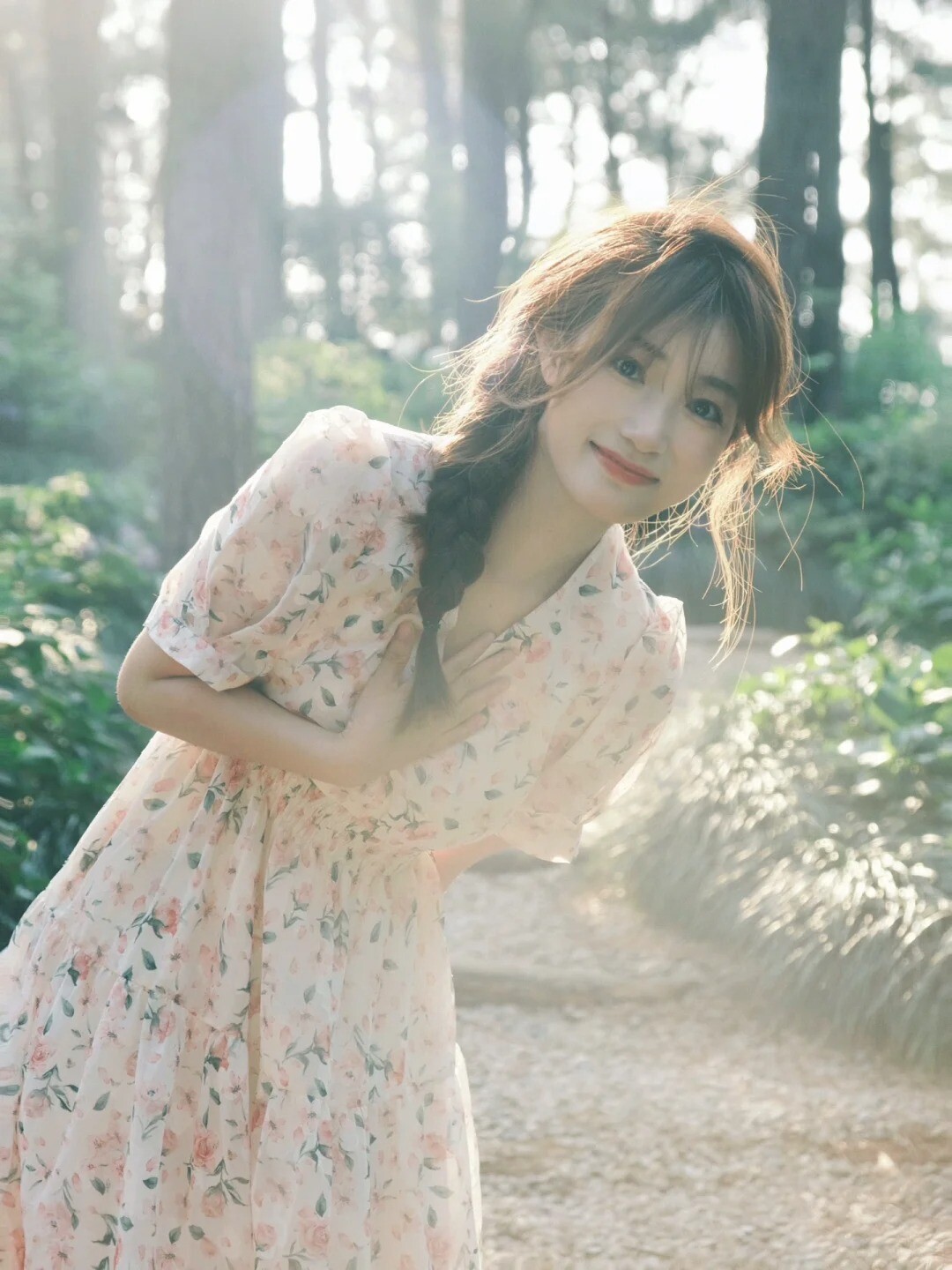 Mặc váy liền nên để kiểu tóc nào? Gợi ý 4 kiểu tóc đẹp giúp nàng hóa mỹ nhân - 13