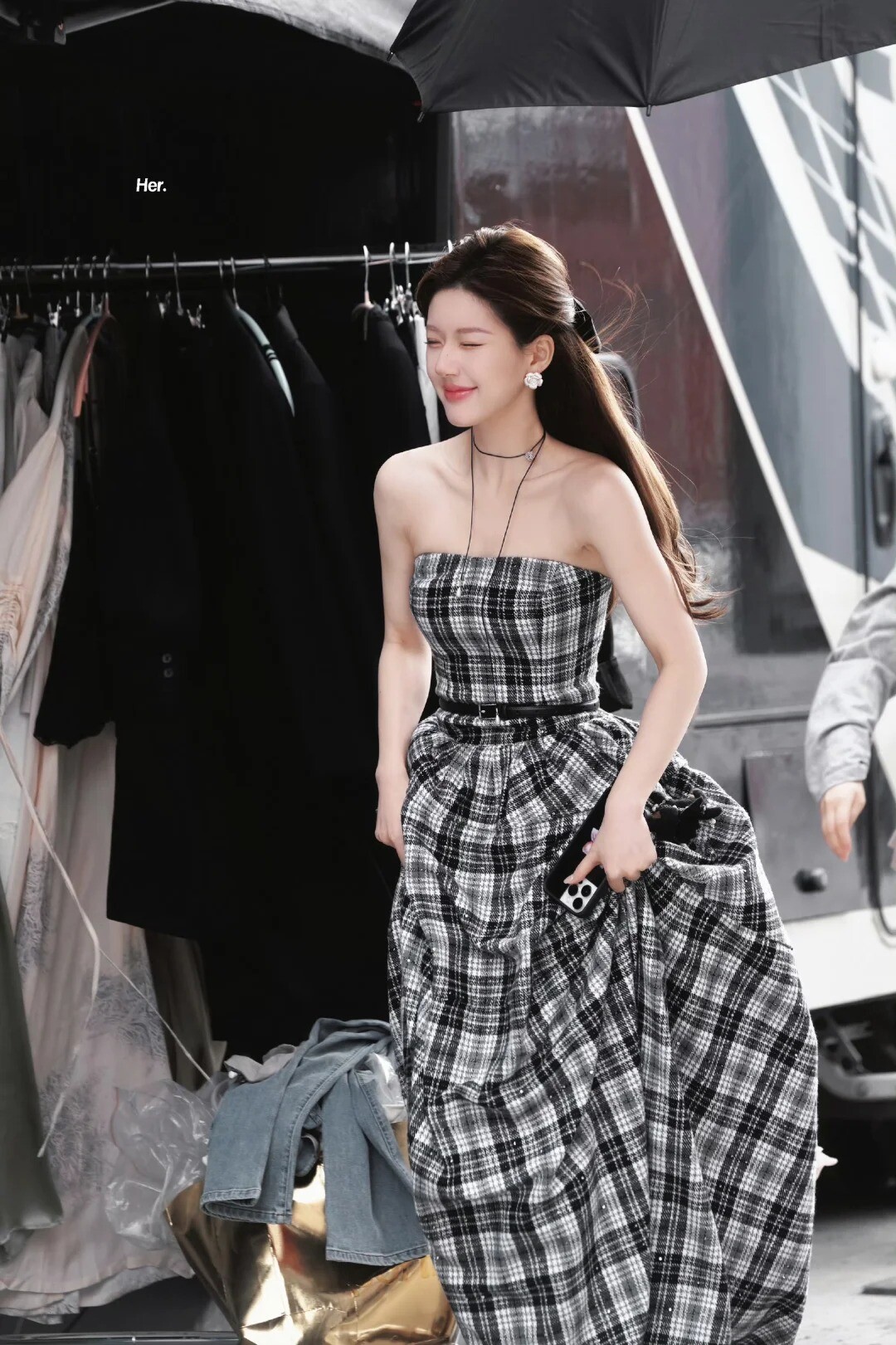 Mặc váy liền nên để kiểu tóc nào? Gợi ý 4 kiểu tóc đẹp giúp nàng hóa mỹ nhân - 18