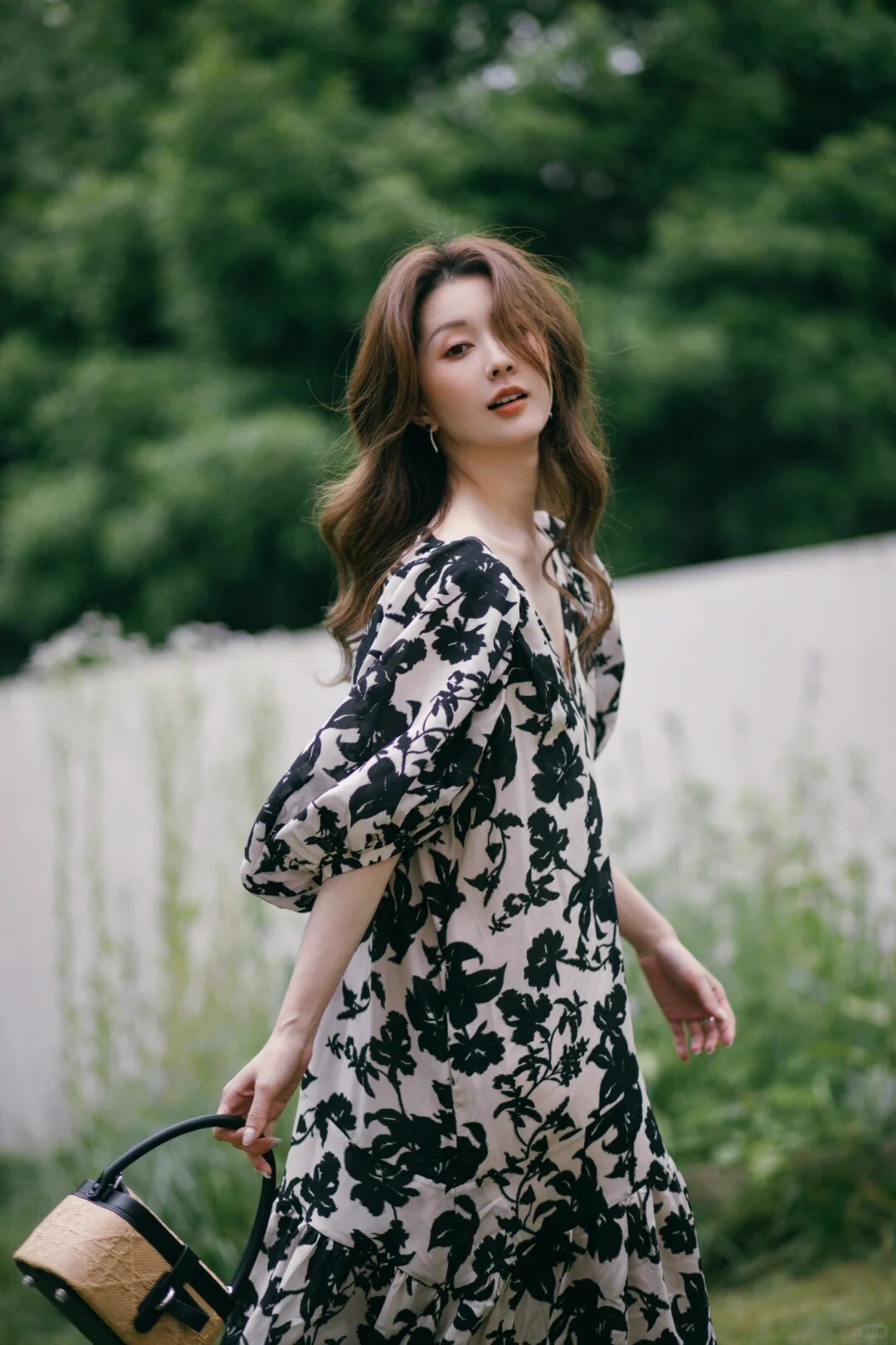 Mặc váy liền nên để kiểu tóc nào? Gợi ý 4 kiểu tóc đẹp giúp nàng hóa mỹ nhân - 1