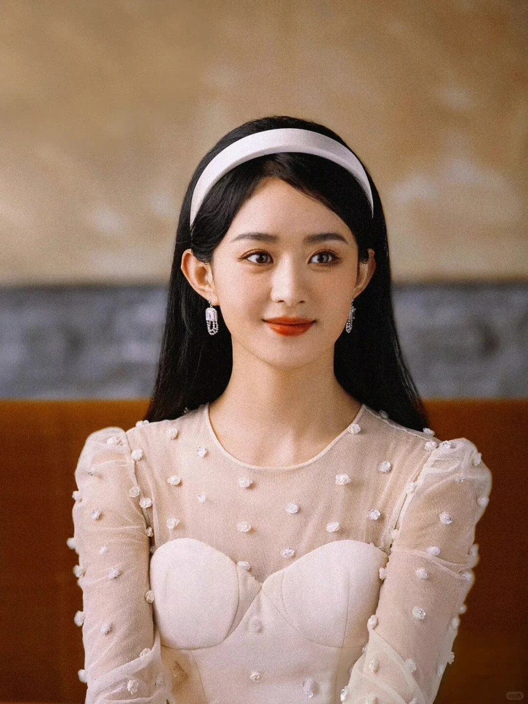 Mặc váy liền nên để kiểu tóc nào? Gợi ý 4 kiểu tóc đẹp giúp nàng hóa mỹ nhân - 9