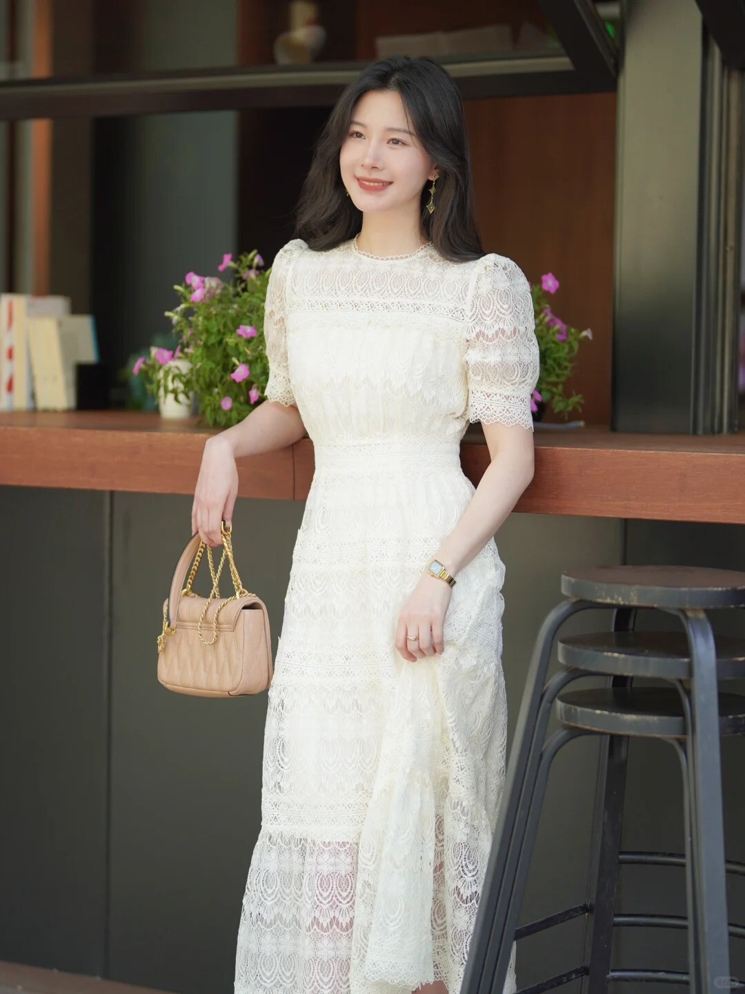 Mặc váy liền nên để kiểu tóc nào? Gợi ý 4 kiểu tóc đẹp giúp nàng hóa mỹ nhân - 2