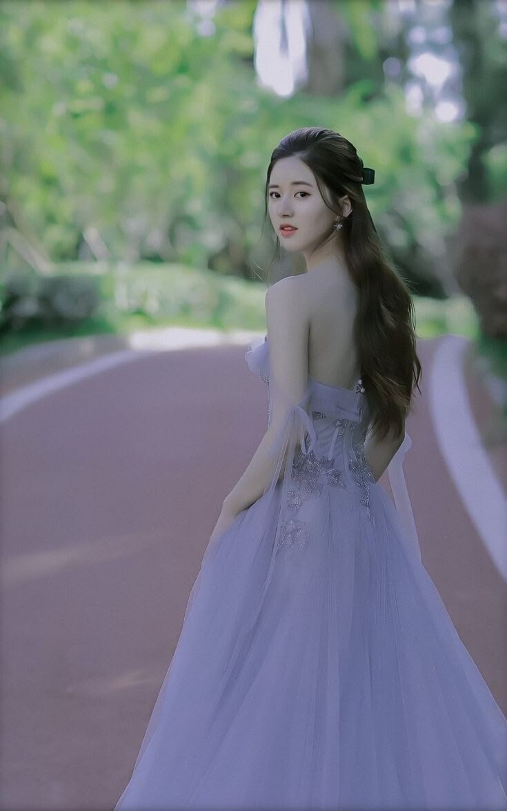 Mặc váy liền nên để kiểu tóc nào? Gợi ý 4 kiểu tóc đẹp giúp nàng hóa mỹ nhân - 19