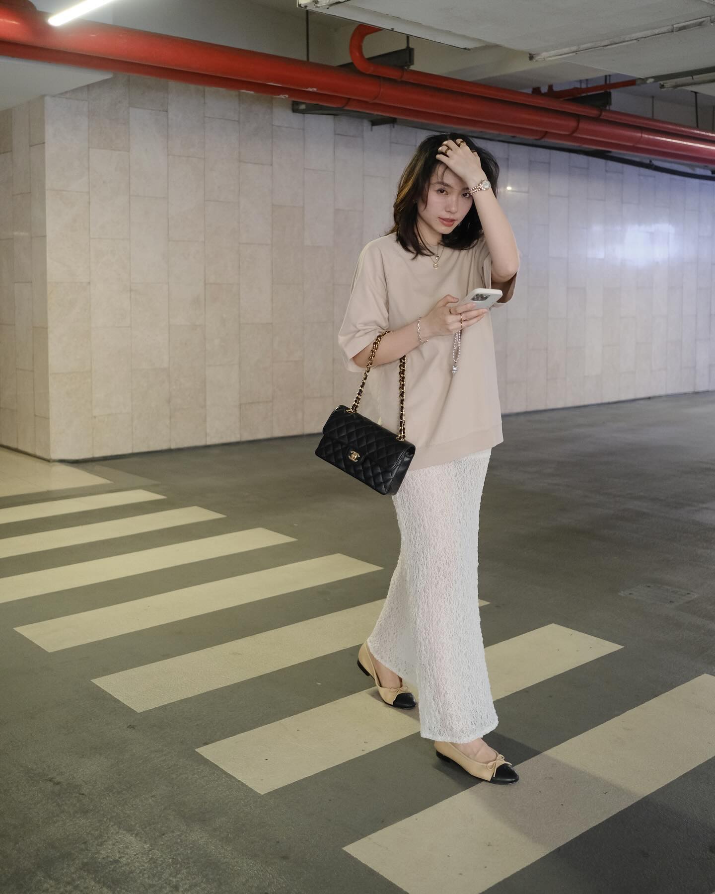 Vợ cơ trưởng “trẻ nhất Việt Nam” chỉ mặc đồ đen trắng mà trông sang đẹp như người mẫu nhờ công thức &#34;hack dáng&#34; cực ngọt - 10