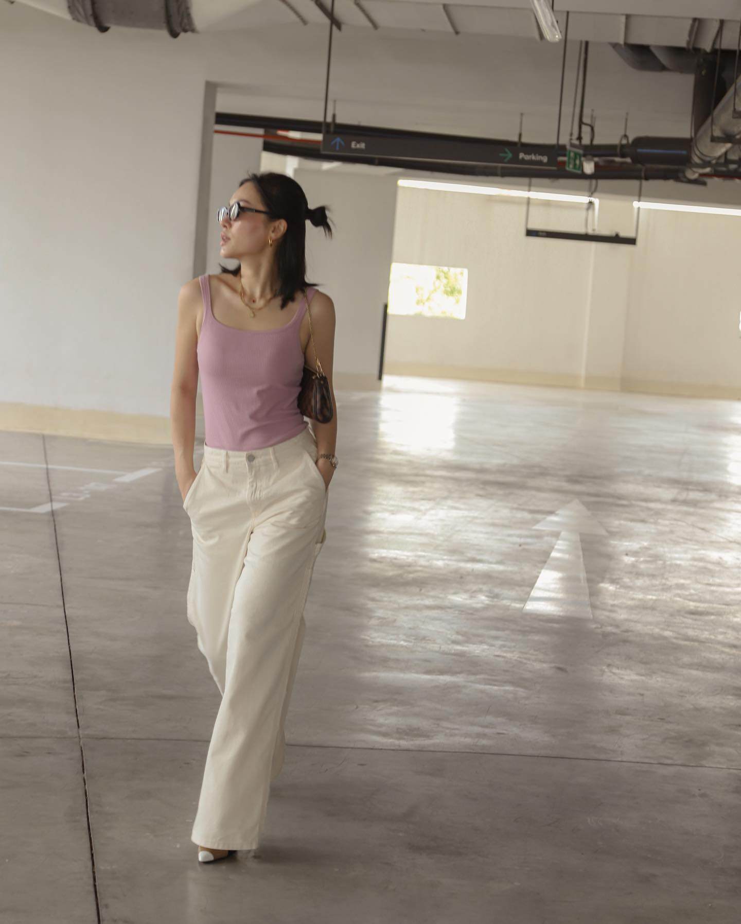 Vợ cơ trưởng “trẻ nhất Việt Nam” chỉ mặc đồ đen trắng mà trông sang đẹp như người mẫu nhờ công thức &#34;hack dáng&#34; cực ngọt - 7
