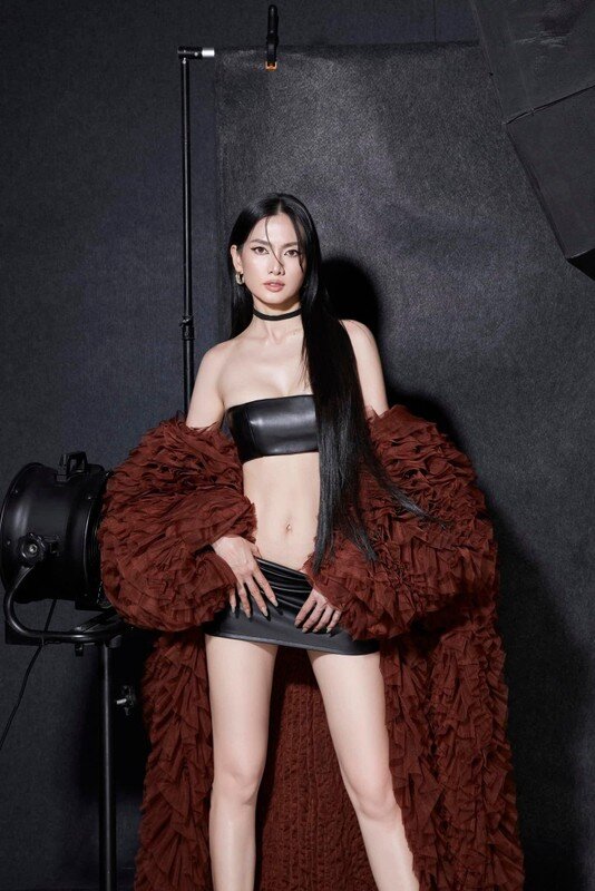 &#34;Mẹ chồng&#34; U45 vẫn có body nhiều thiếu nữ chào thua, diện toàn áo ngắn cỡ gang tay khiến dân mạng sợ lộ hàng - 10