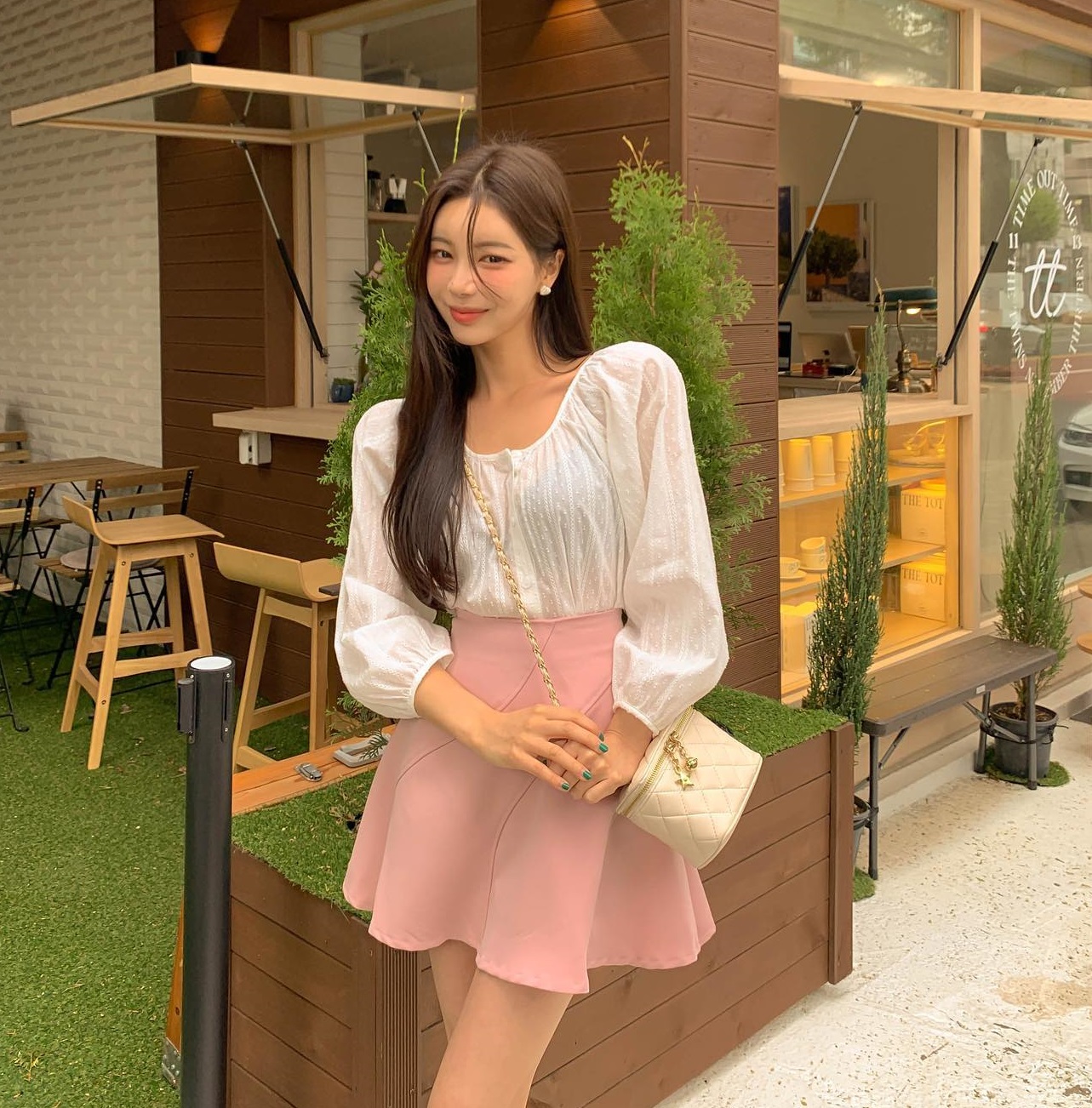Đừng chỉ diện đồ dài, chị em U40 hãy thay bằng 3 món đồ ngắn tôn dáng, trẻ hóa visual như gái 20 ai cũng mê - 5