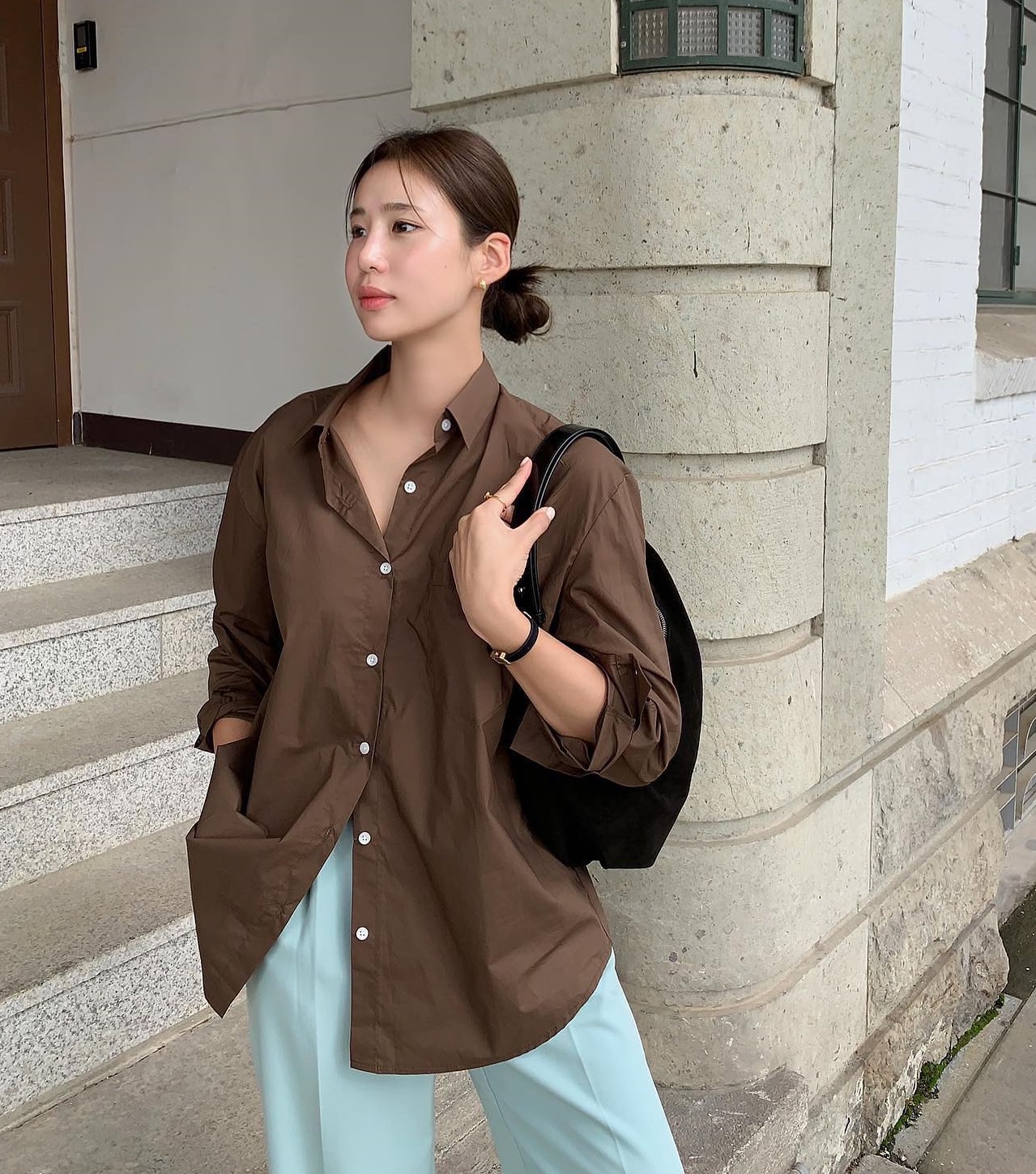Hơn cả sơ mi trắng, đây là kiểu áo sang xịn đang khiến hội sành điệu phát sốt, diện lên ai cũng phải hỏi mua ở đâu - 5