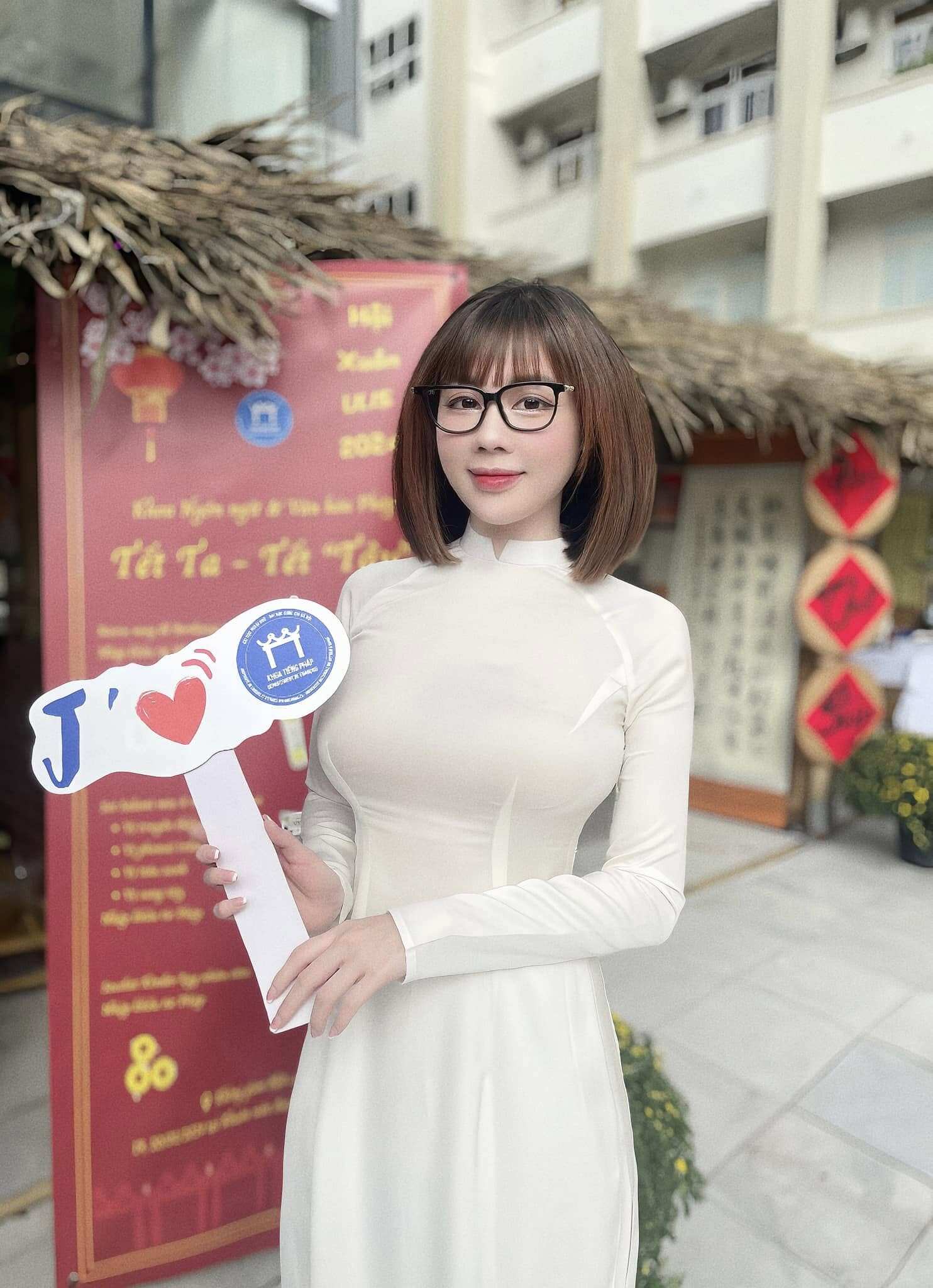Cô giảng viên tiếng Pháp mê áo dài &#34;điêu khắc&#34; đường cong trên giảng đường, xuống phố mặc ngắn cũn vẫn tinh tế - 2