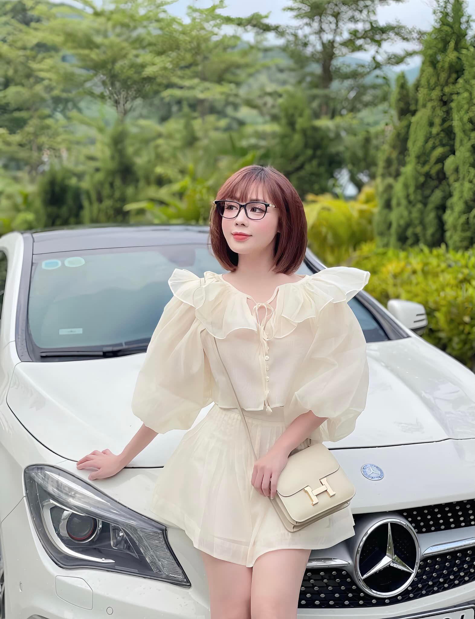 Cô giảng viên tiếng Pháp mê áo dài &#34;điêu khắc&#34; đường cong trên giảng đường, xuống phố mặc ngắn cũn vẫn tinh tế - 18