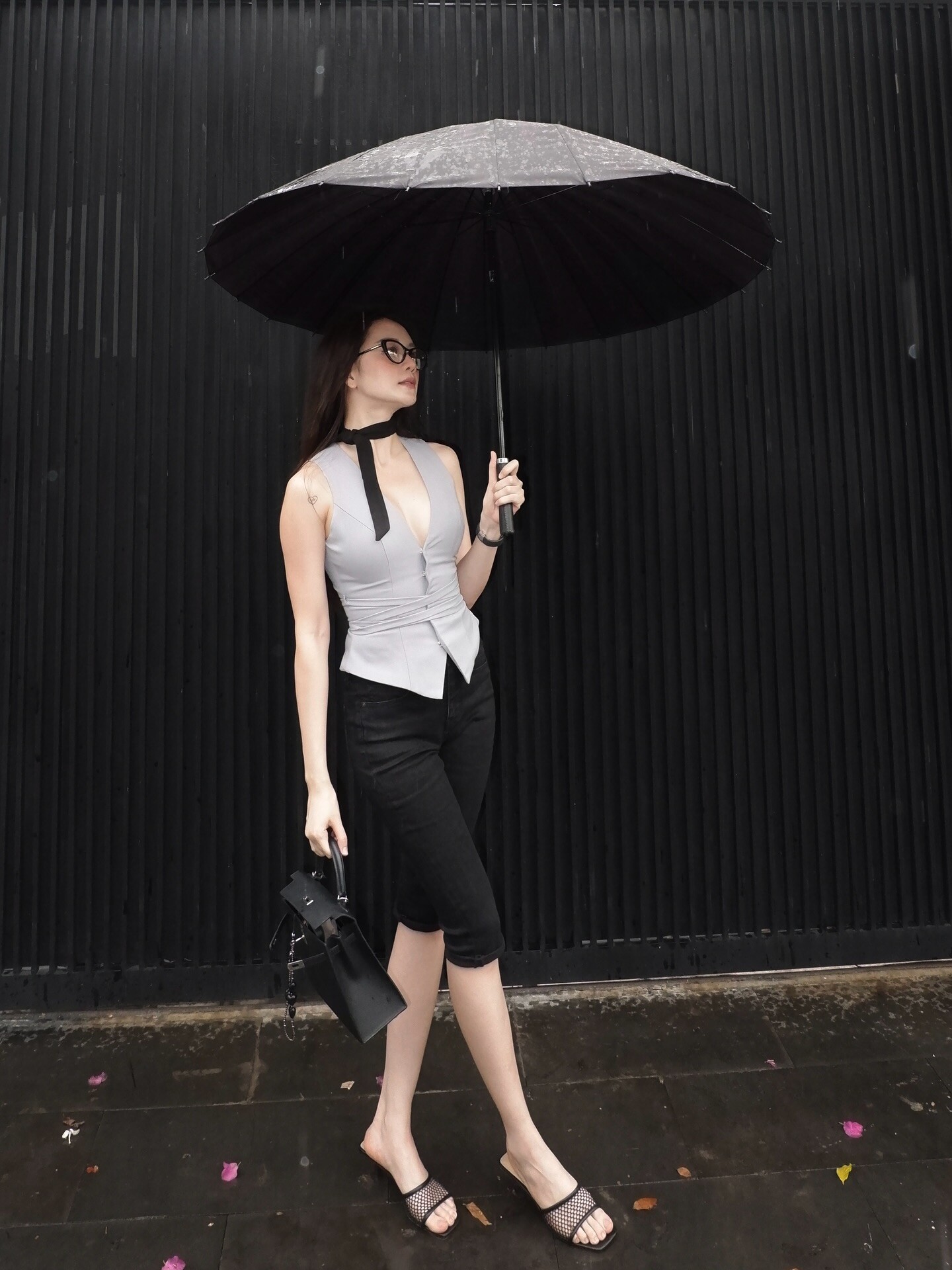 Nữ ca sĩ có cặp chân &#34;bén ngót&#34; hút 4 triệu người xem, tự nhận mặc gì cũng đẹp, chị em áp dụng đảm bảo hút hồn - 16