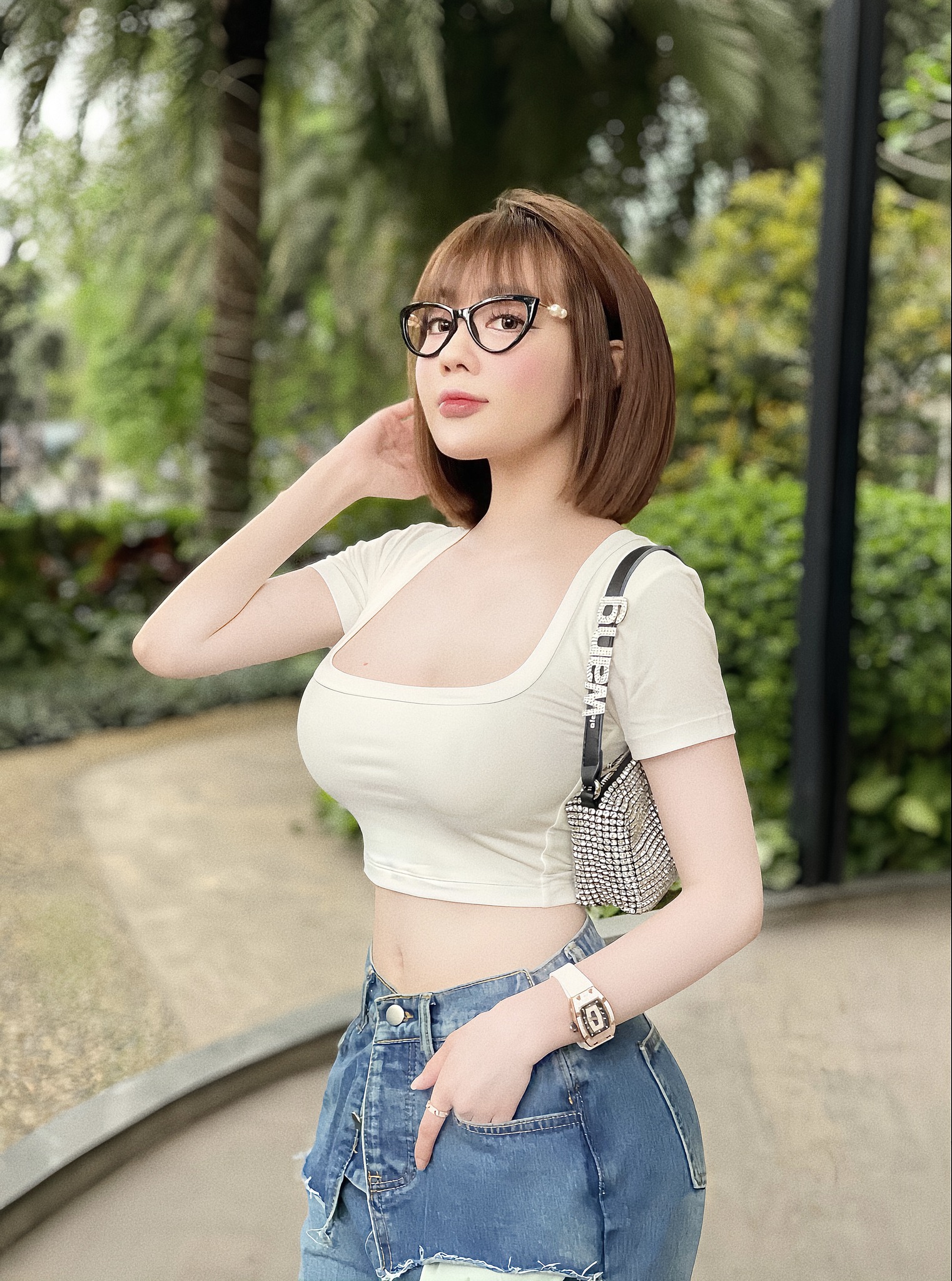 Cô giảng viên tiếng Pháp mê áo dài &#34;điêu khắc&#34; đường cong trên giảng đường, xuống phố mặc ngắn cũn vẫn tinh tế - 16