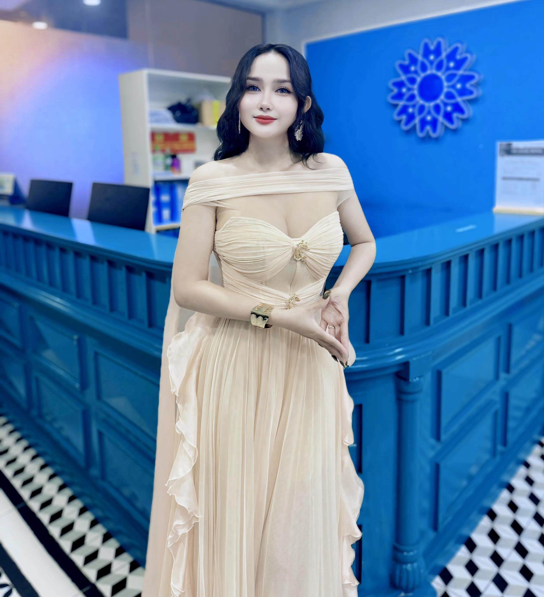Vợ nhạc sĩ giàu nhất Việt Nam sau hai lần sinh con vẫn mê ăn mặc trễ nải khoe body quyến rũ làm ông xã đắm say - 8