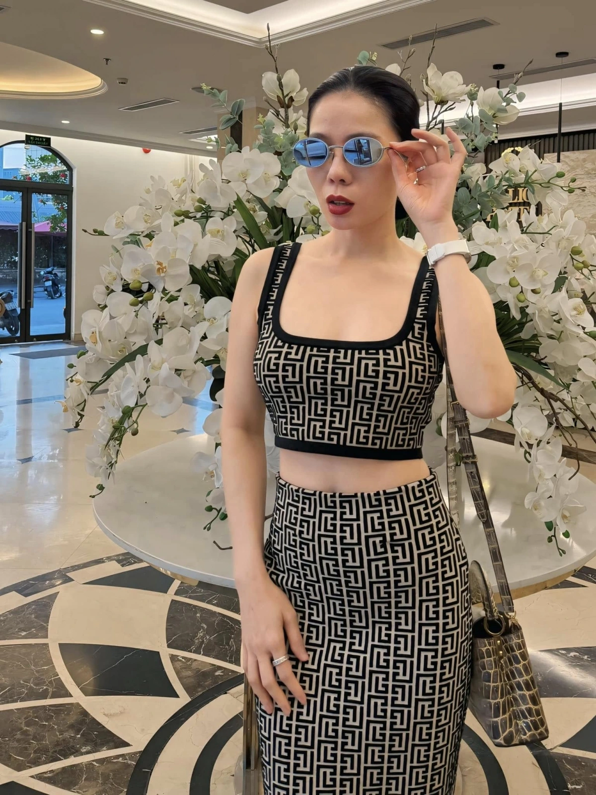 &#34;Nữ hoàng phòng trà&#34; có nhà dải từ Nam ra Bắc với kho đồ hiệu tiền tỷ nhưng chỉ ưu ái duy nhất một mẫu túi xách - 12