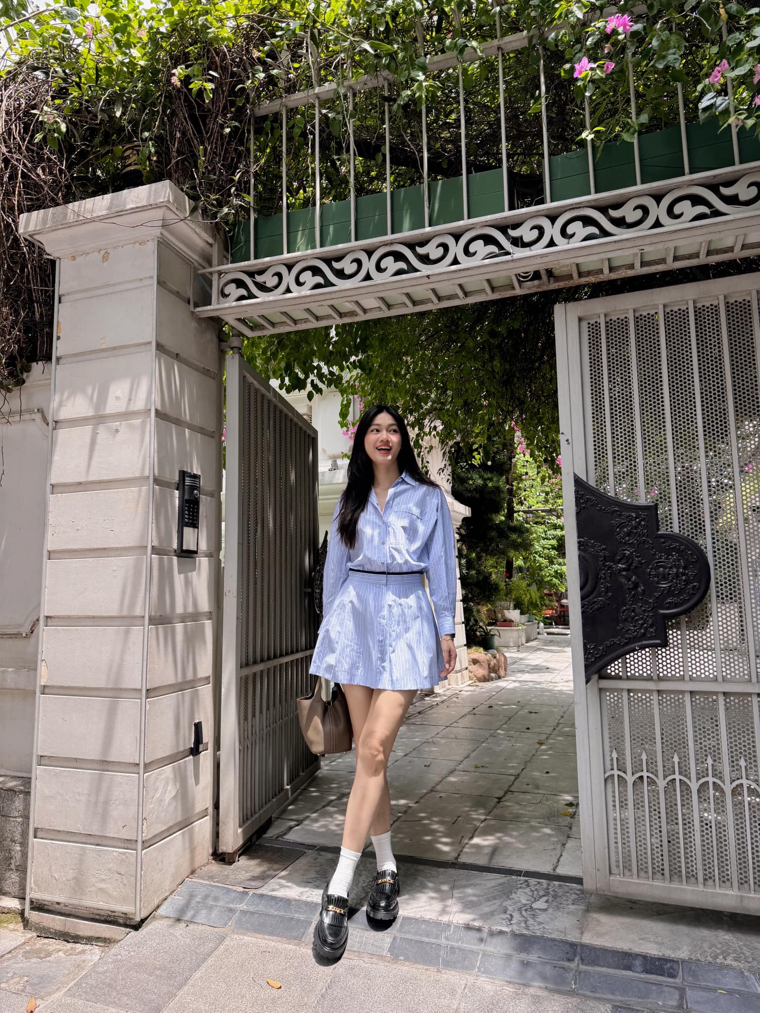 Á hậu 1m81 mỗi lần mang bầu là sắm túi mới, đưa con đi tựu trường cũng đeo túi gần 4 tỷ, ở nhà chăm con mặc đồ ngủ 50 triệu - 15