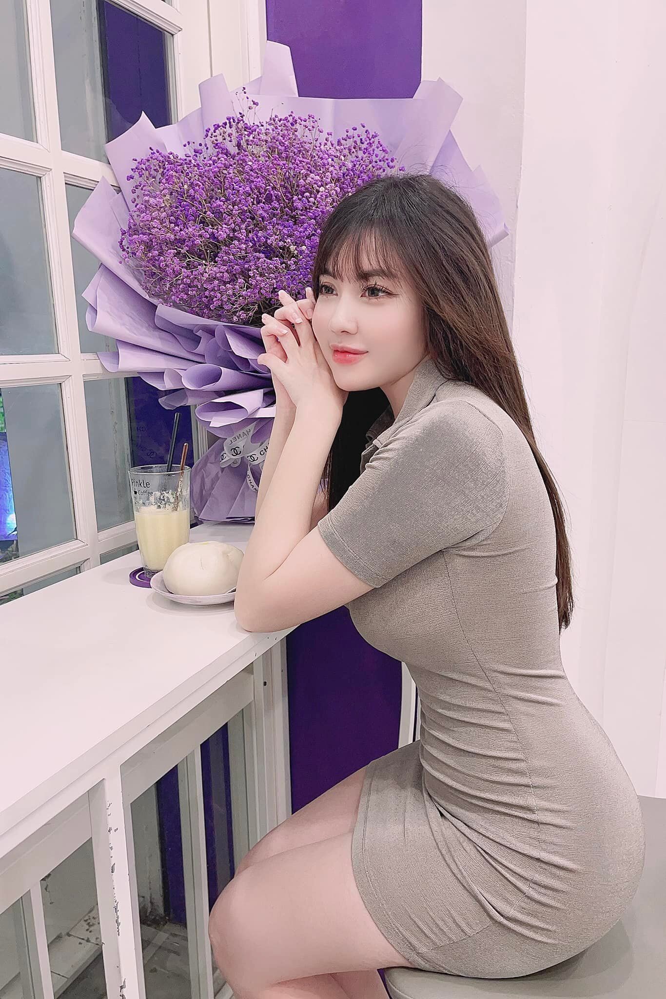 Cô giảng viên tiếng Pháp mê áo dài &#34;điêu khắc&#34; đường cong trên giảng đường, xuống phố mặc ngắn cũn vẫn tinh tế - 10
