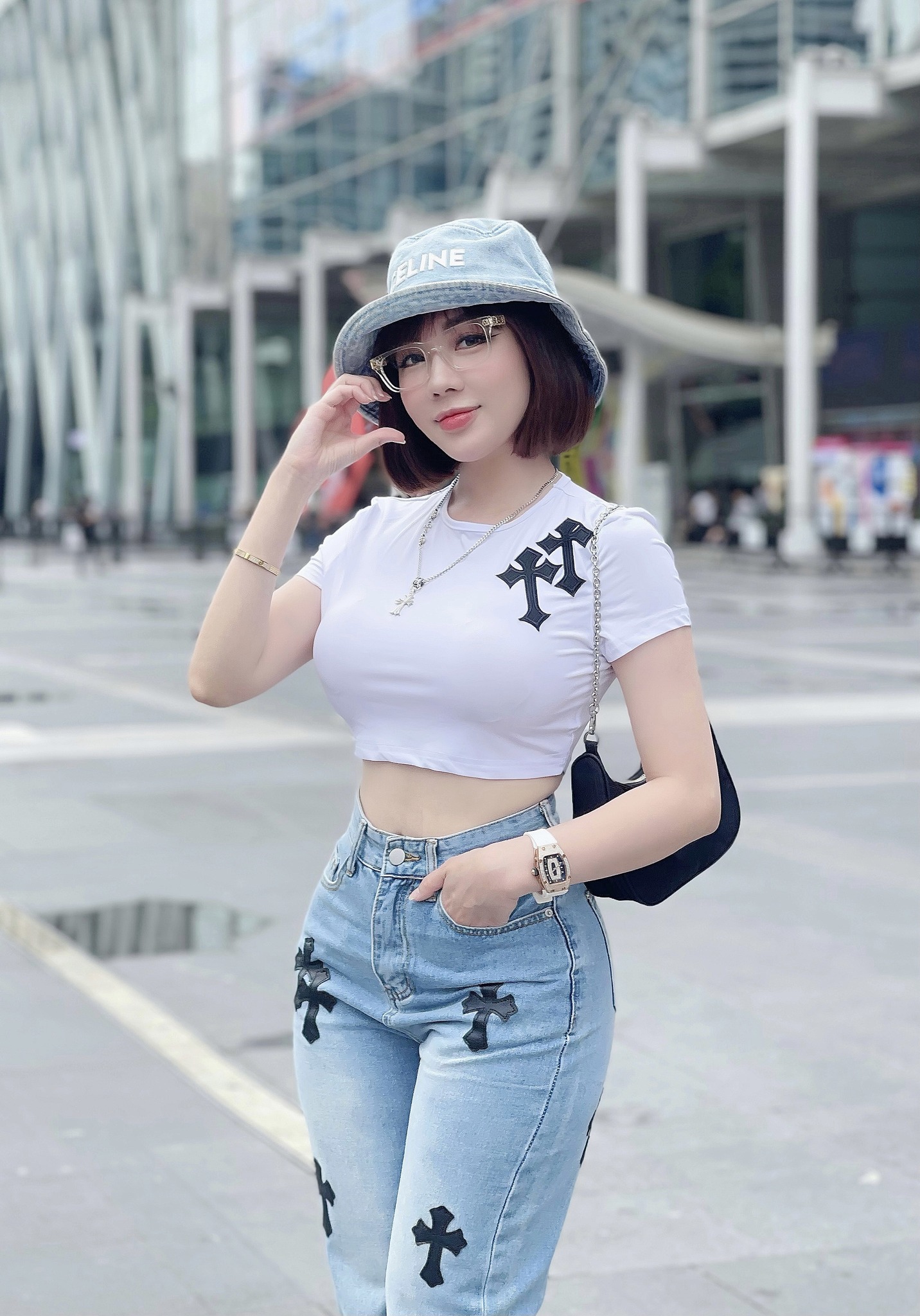 Cô giảng viên tiếng Pháp mê áo dài &#34;điêu khắc&#34; đường cong trên giảng đường, xuống phố mặc ngắn cũn vẫn tinh tế - 14