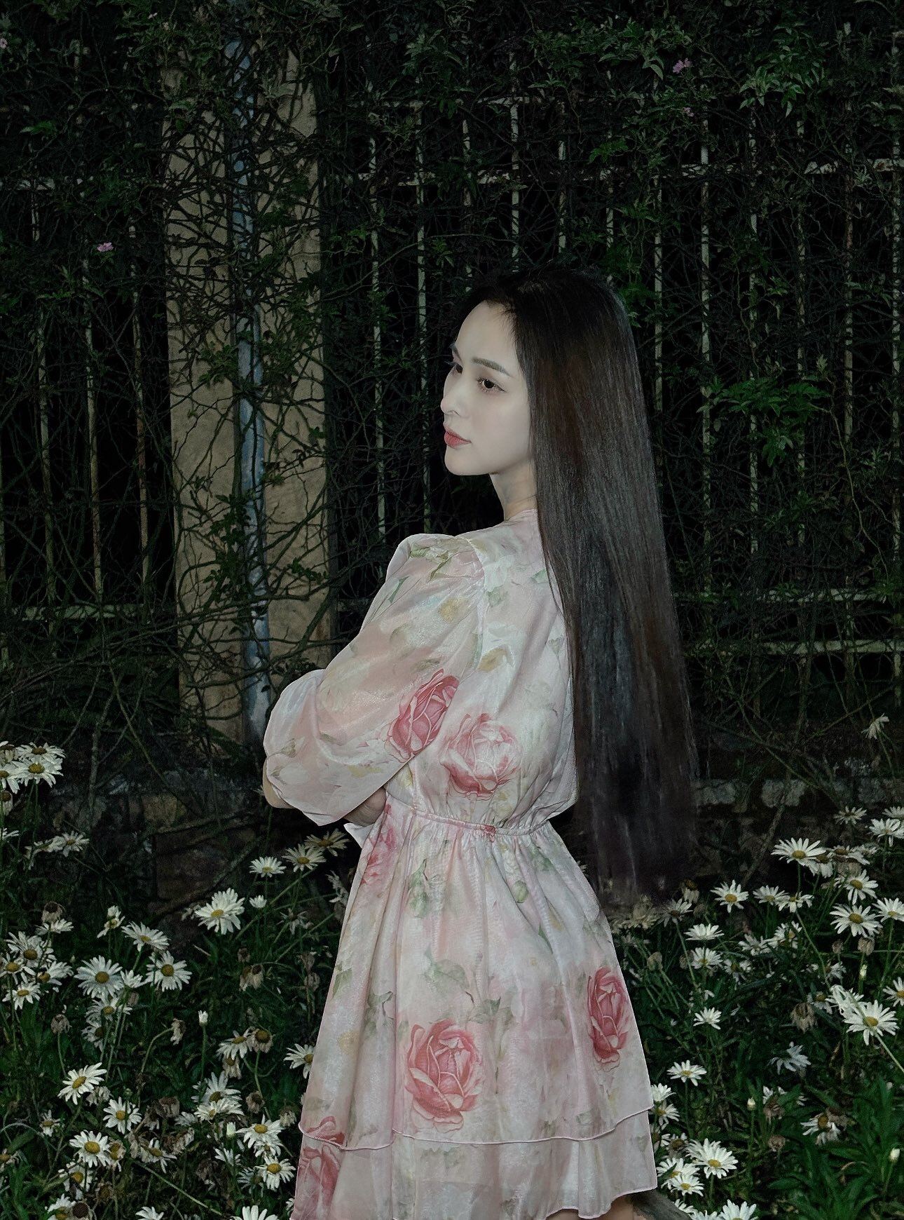 &#34;Tiên nữ Đăknia&#34; một thời mặc yếm táo bạo gây tranh cãi, nay về quê bán bún mặc đồ bộ giá rẻ khó nhận ra - 15