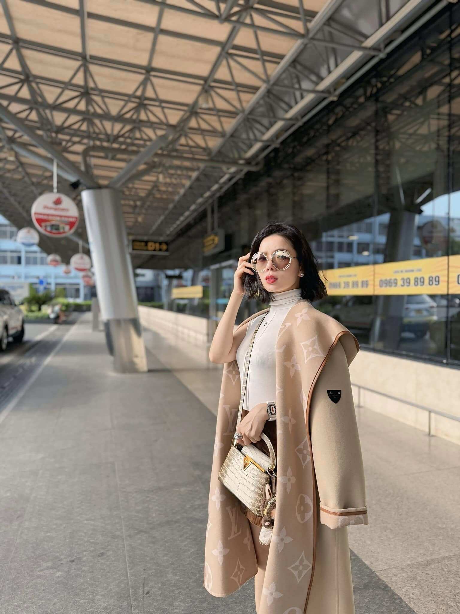 &#34;Nữ hoàng phòng trà&#34; có nhà dải từ Nam ra Bắc với kho đồ hiệu tiền tỷ nhưng chỉ ưu ái duy nhất một mẫu túi xách - 15