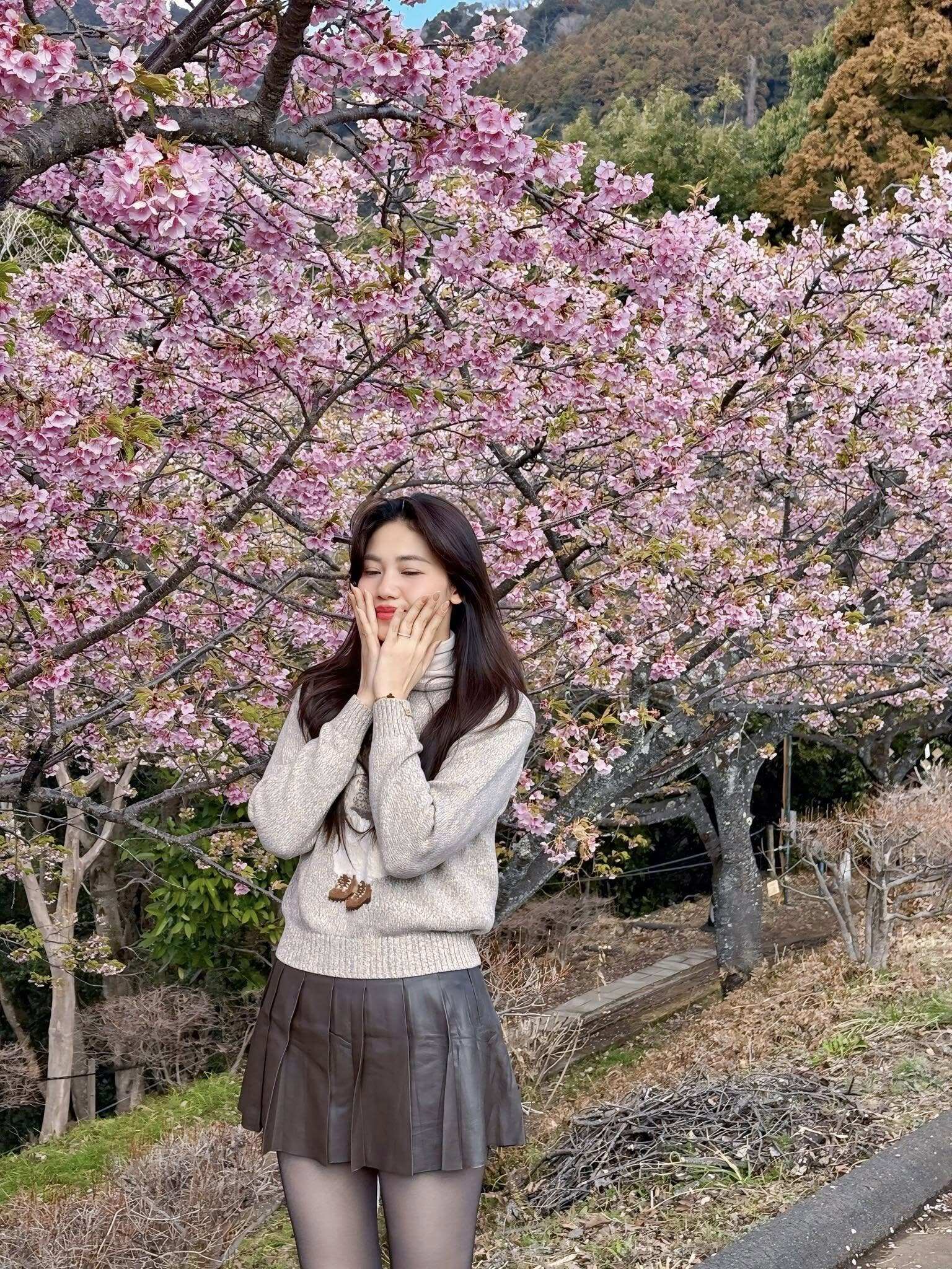 Á hậu 1m81 mỗi lần mang bầu là sắm túi mới, đưa con đi tựu trường cũng đeo túi gần 4 tỷ, ở nhà chăm con mặc đồ ngủ 50 triệu - 14