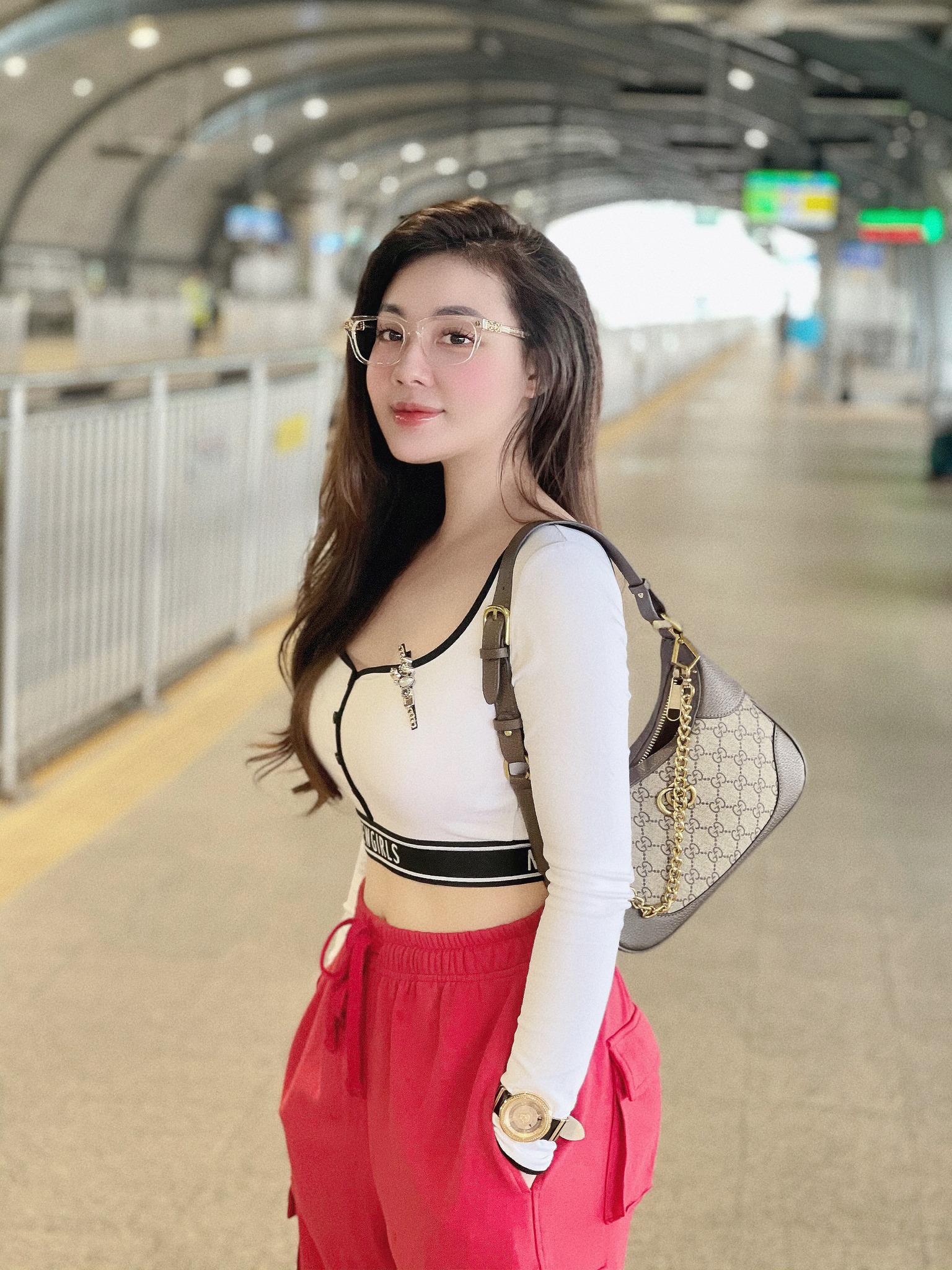 Cô giảng viên tiếng Pháp mê áo dài &#34;điêu khắc&#34; đường cong trên giảng đường, xuống phố mặc ngắn cũn vẫn tinh tế - 15