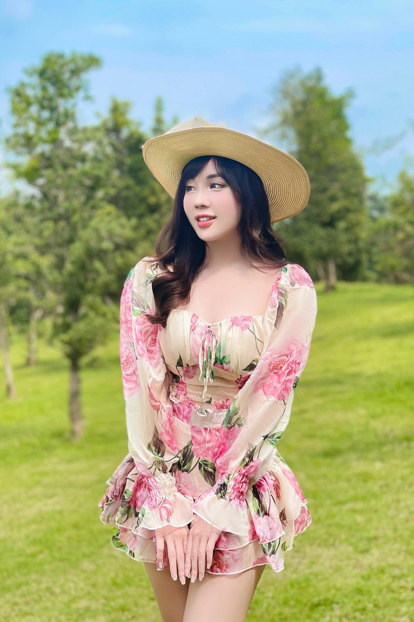 Cô giảng viên tiếng Pháp mê áo dài &#34;điêu khắc&#34; đường cong trên giảng đường, xuống phố mặc ngắn cũn vẫn tinh tế - 17